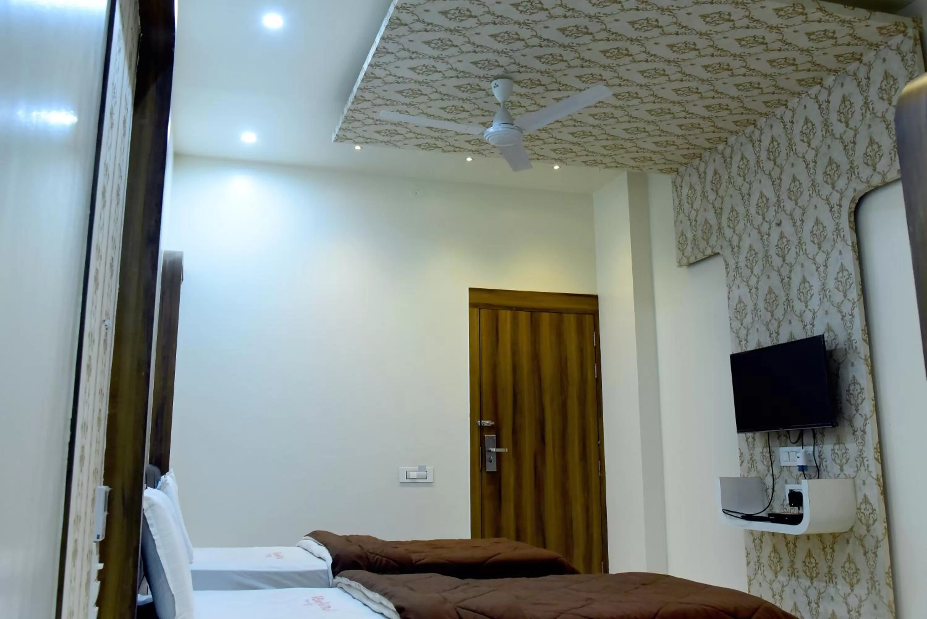 Communal lounge/ TV room in Hotel Pushpak