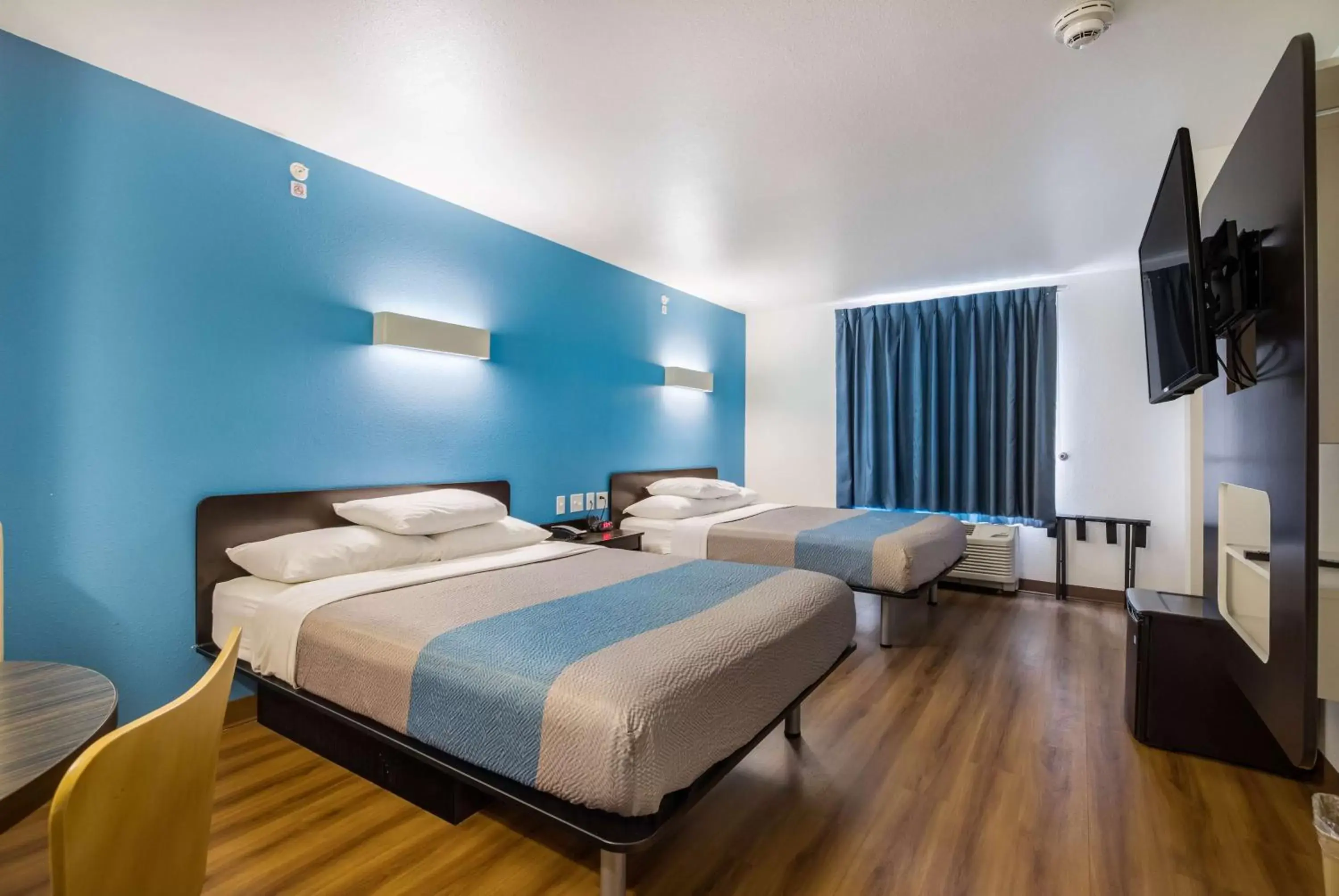 Photo of the whole room, Bed in Motel 6 Poplar Bluff, MO Photo of the whole room, Bed in Motel 6 Poplar Bluff, MO