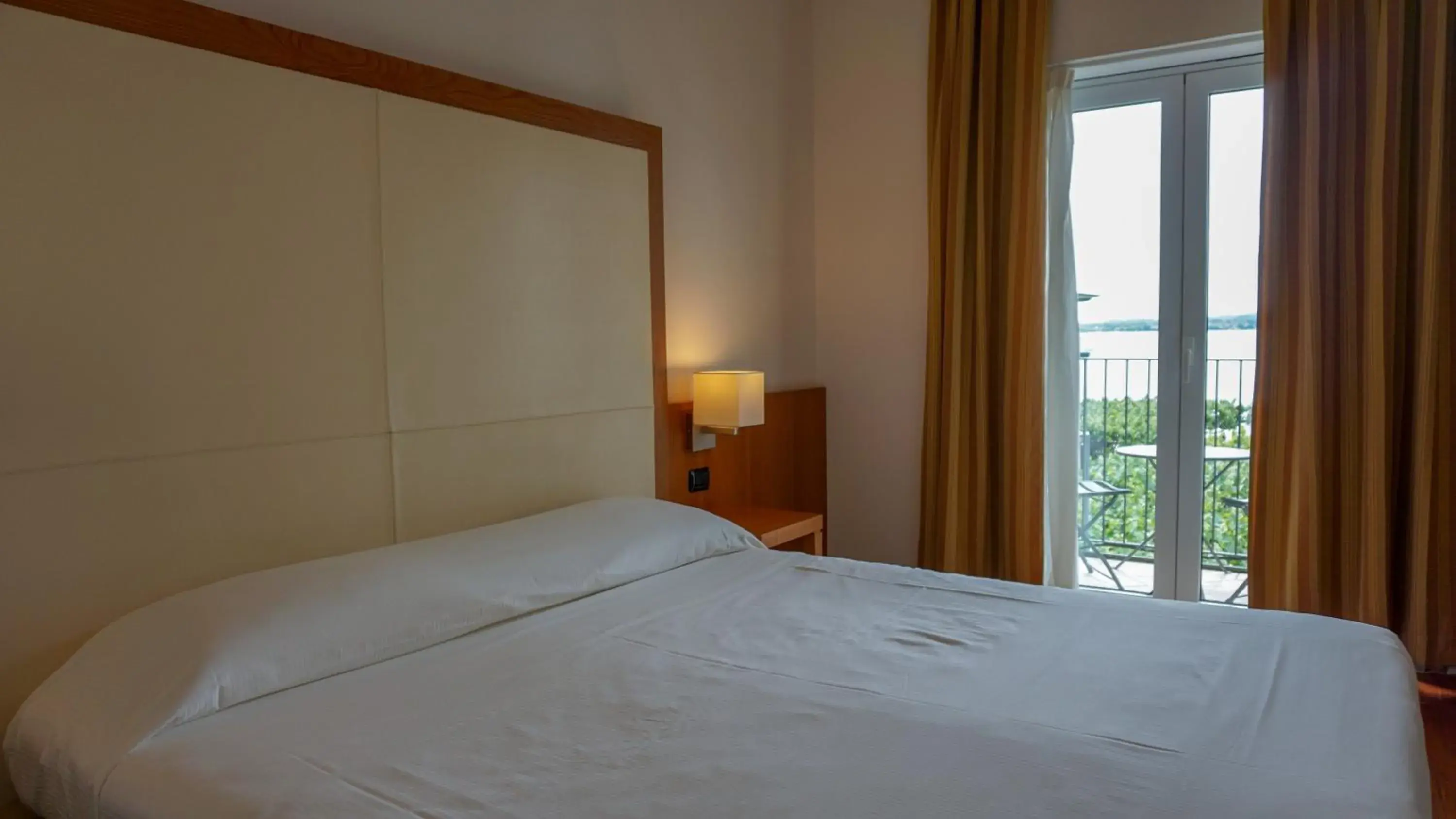 Balcony/Terrace, Bed in Hotel Mavino