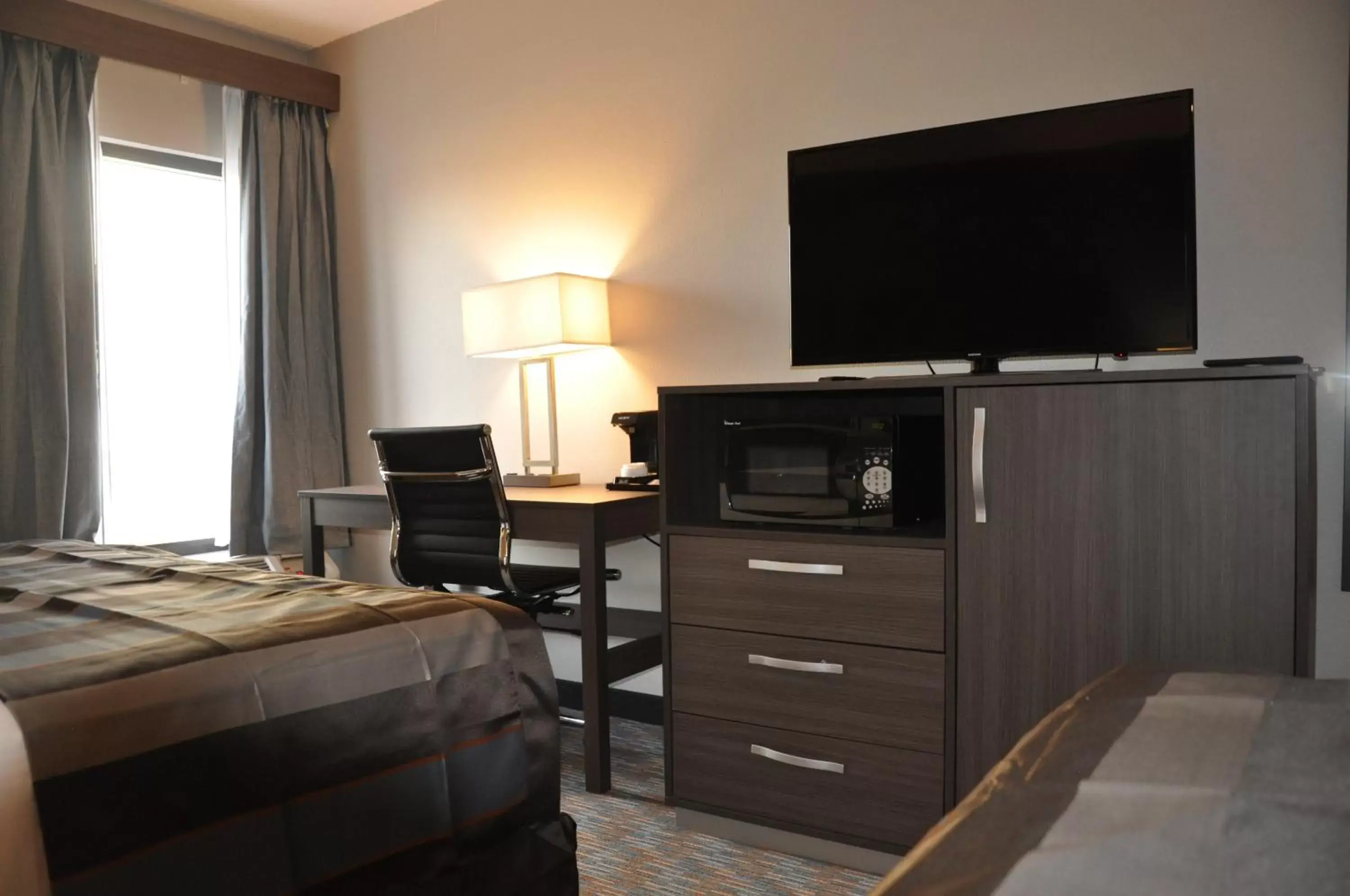Bedroom, TV/Entertainment Center in Grand Hotel Kissimmee at Celebration