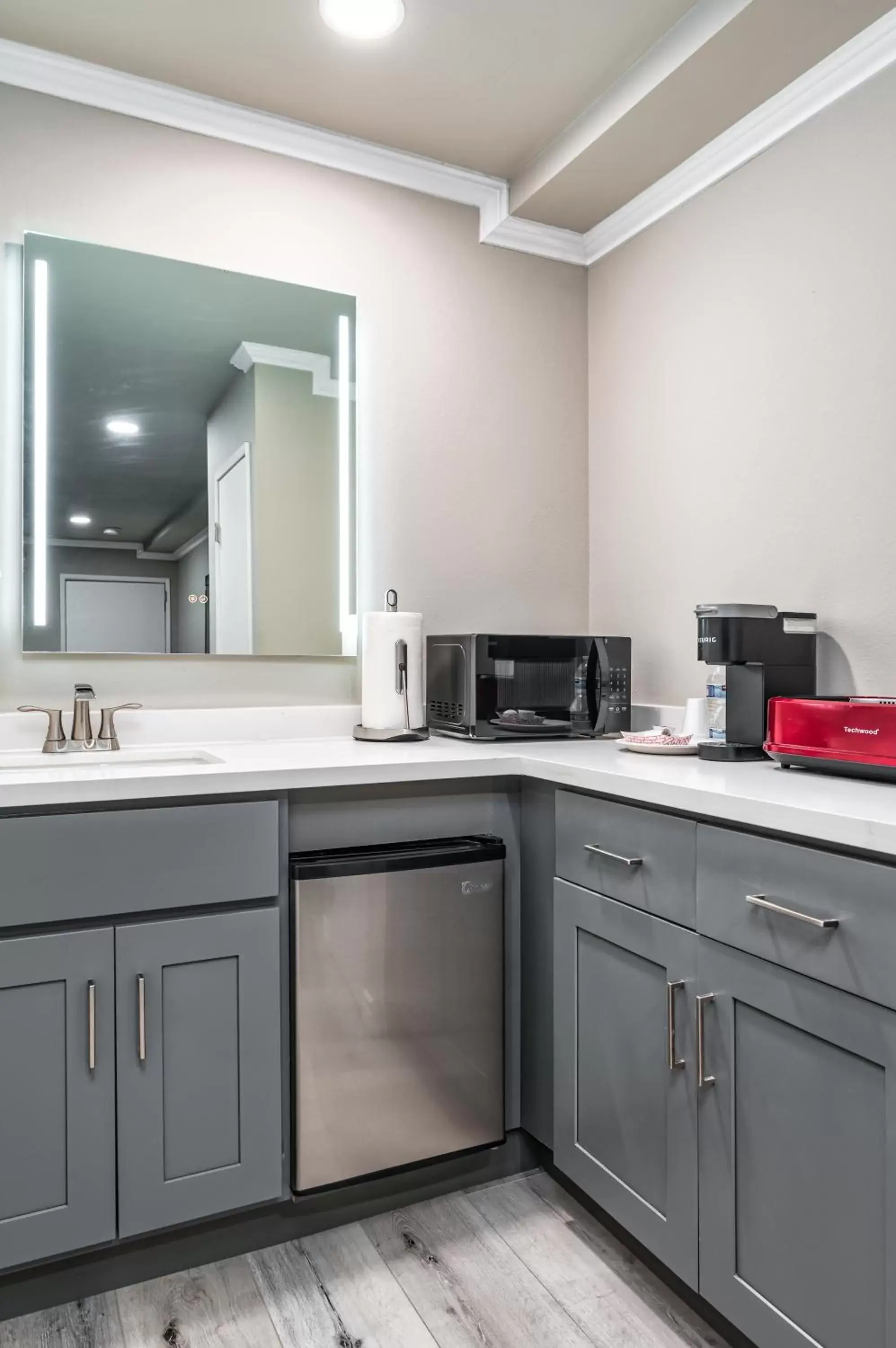 Bathroom, Kitchen/Kitchenette in Omeo Suites