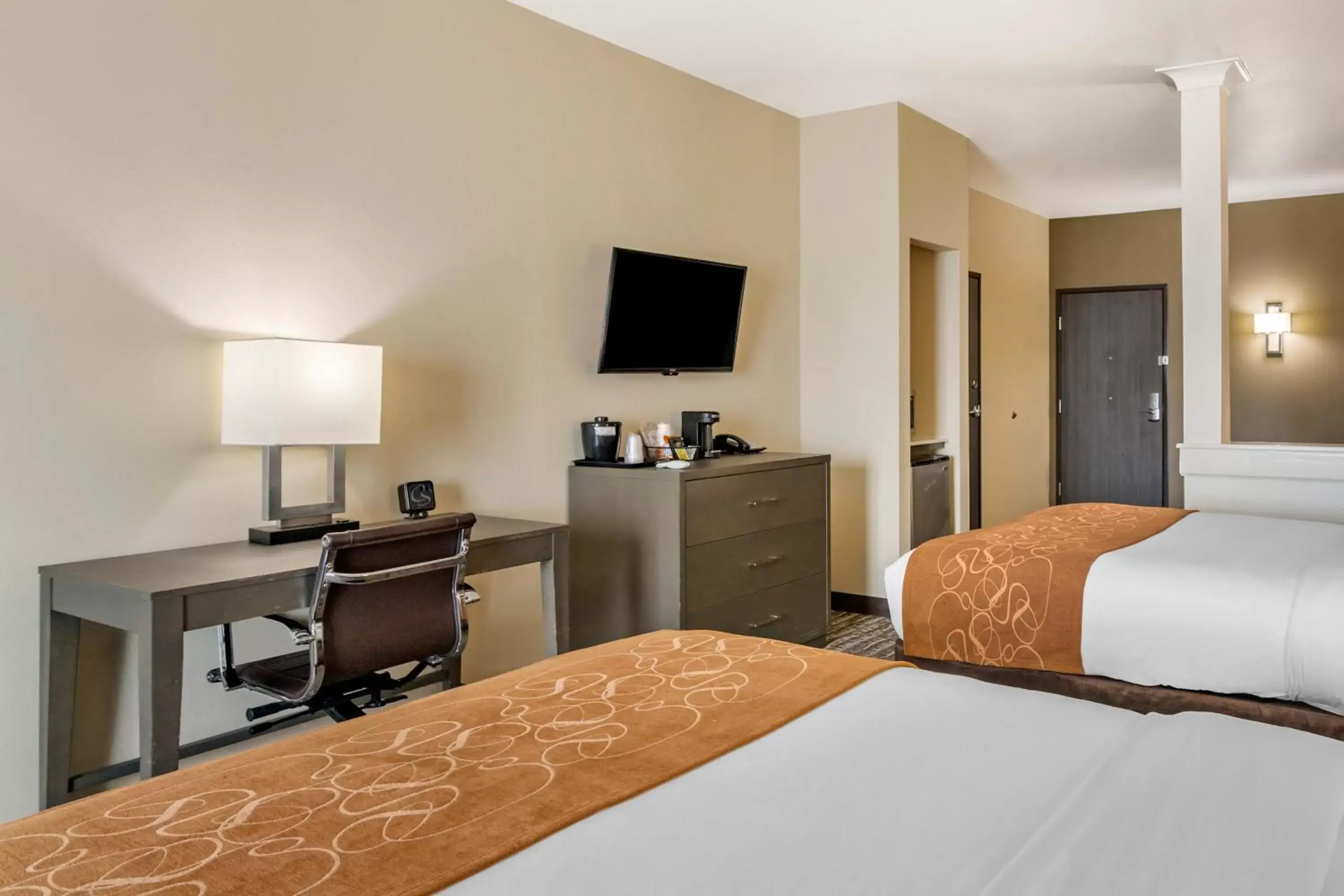 Photo of the whole room, Bed in Comfort Suites Northwest Houston At Beltway 8