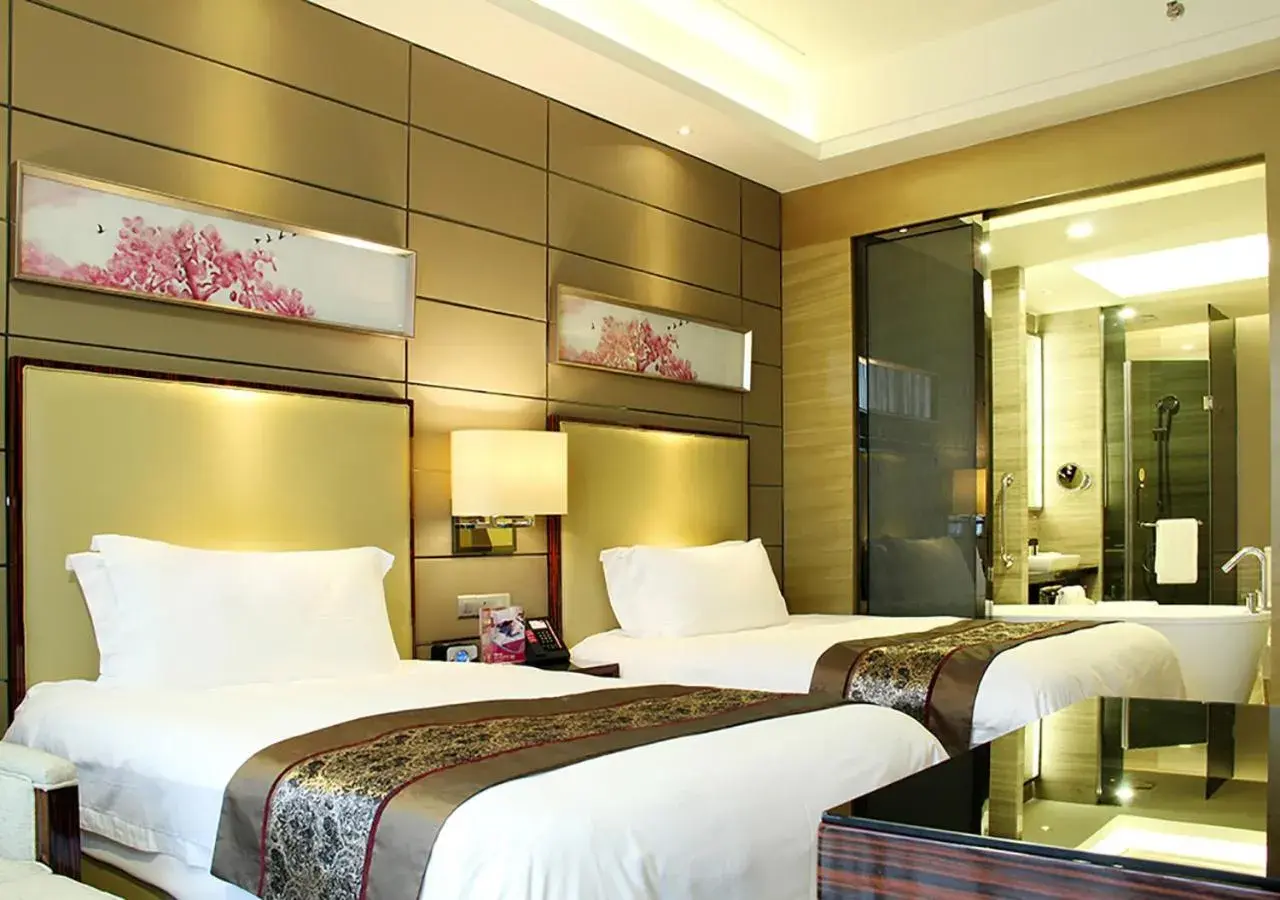 Bed in Crowne Plaza Shenzhen Longgang City Centre, an IHG Hotel