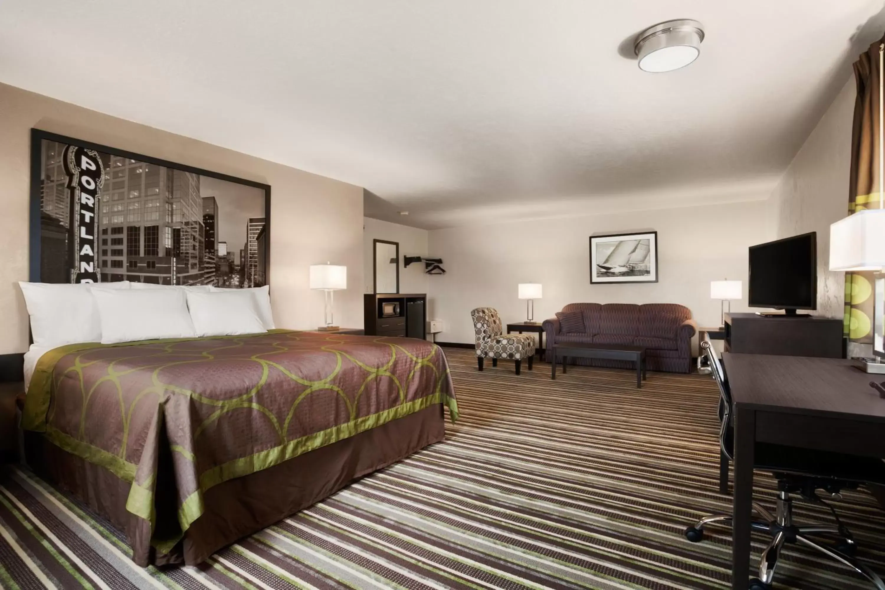 Photo of the whole room, Bed in Super 8 by Wyndham Portland Airport