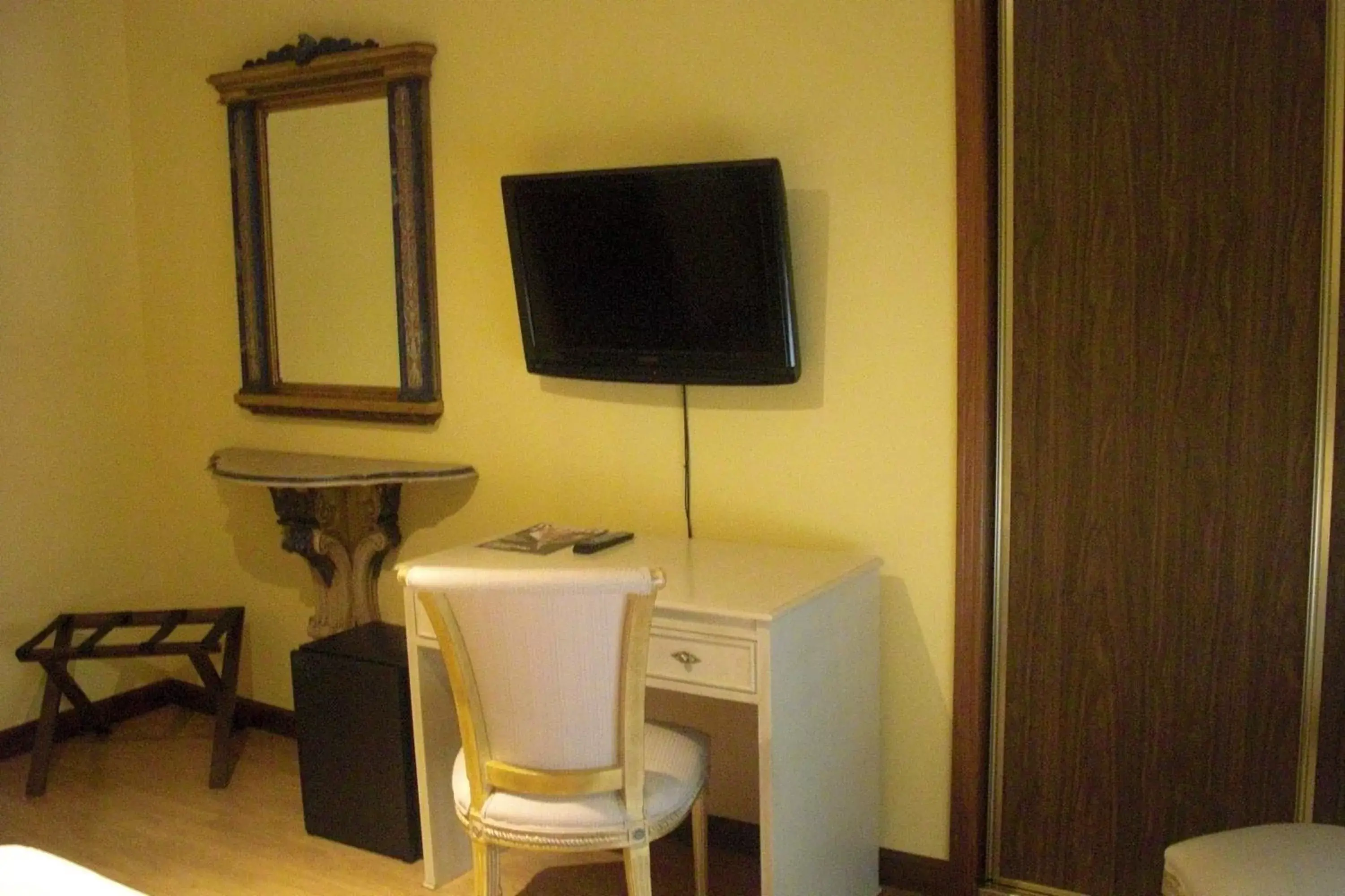 TV and multimedia, TV/Entertainment Center in Hotel Eurowest