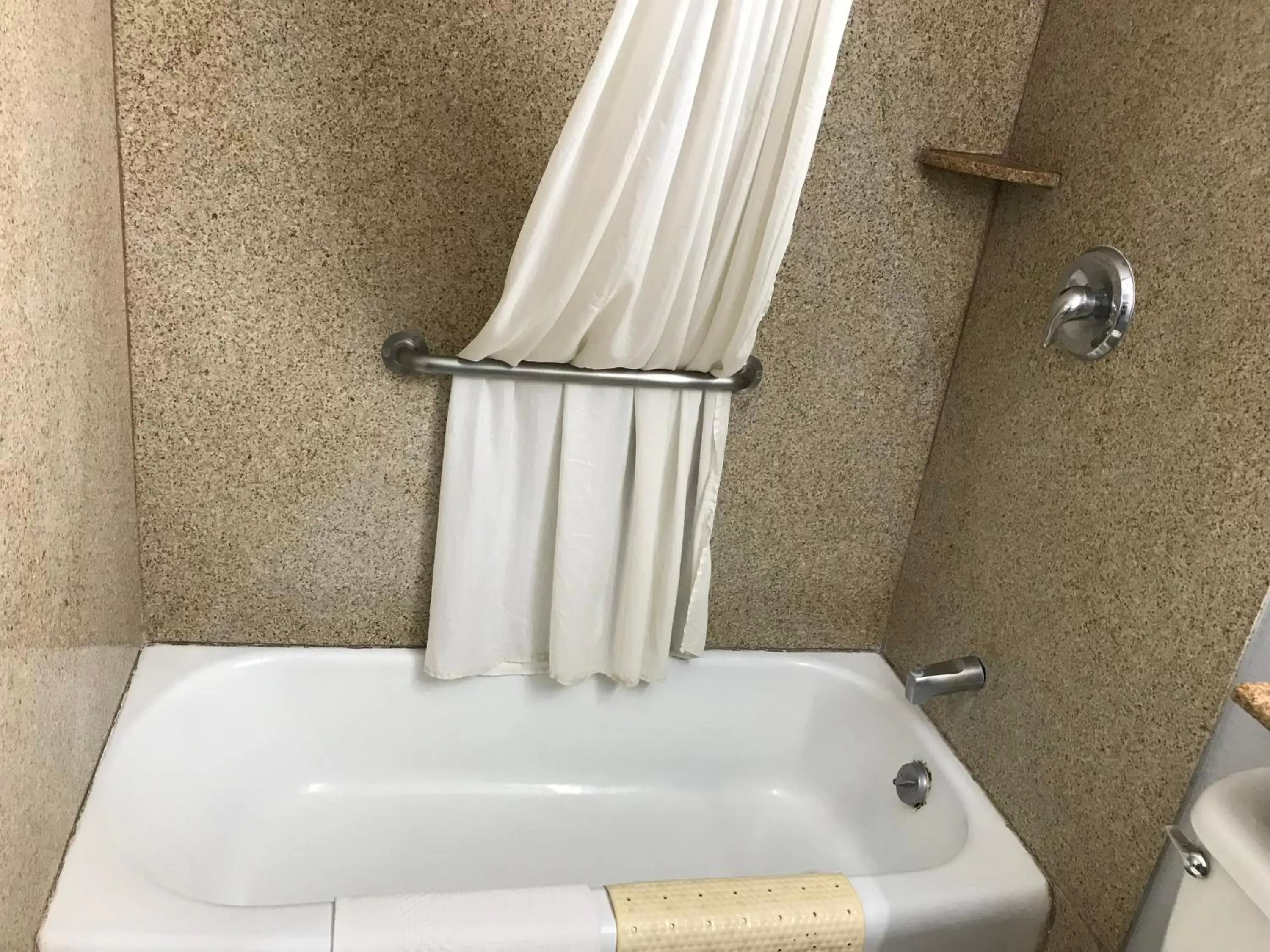 Bath, Bathroom in Budget Inn Plainview