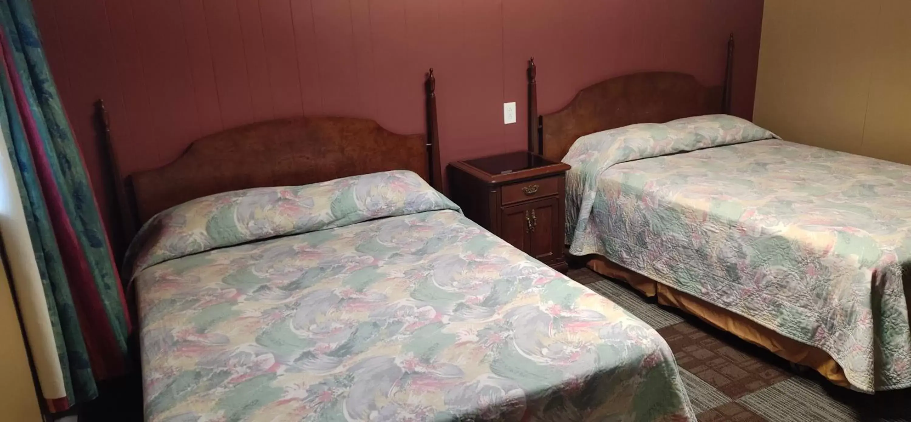 Bed in Gold Pan Motel