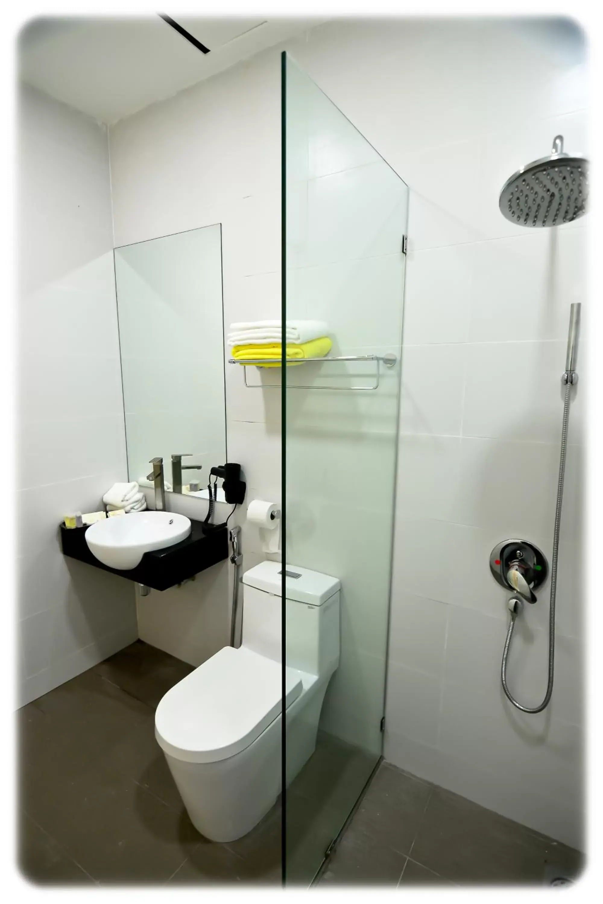 Shower in Mornington Hotel Waterfront Lumut Shower in Mornington Hotel Waterfront Lumut