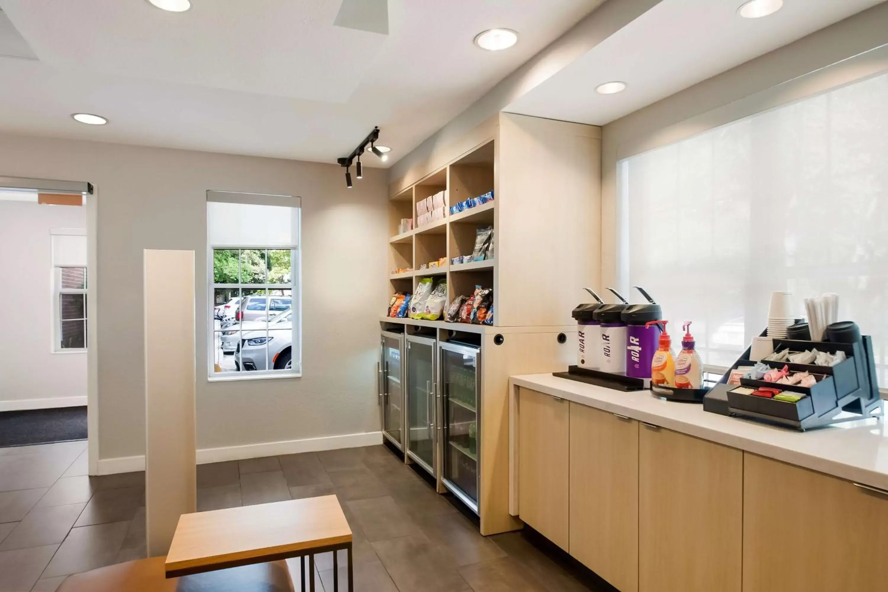 Coffee/tea facilities, Kitchen/Kitchenette in Sonesta Simply Suites Falls Church