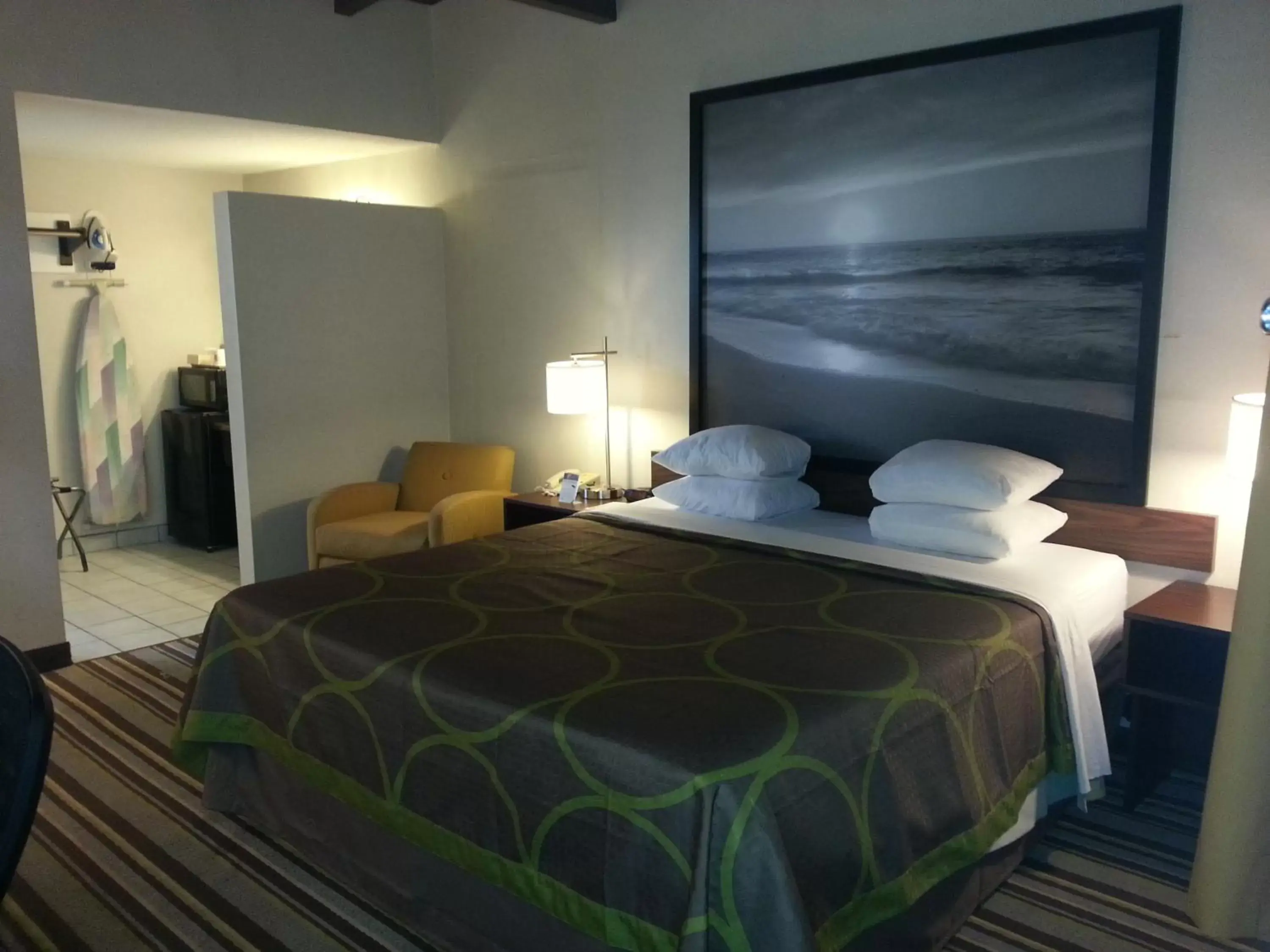 Photo of the whole room, Bed in Super 8 by Wyndham Los Angeles-Culver City Area