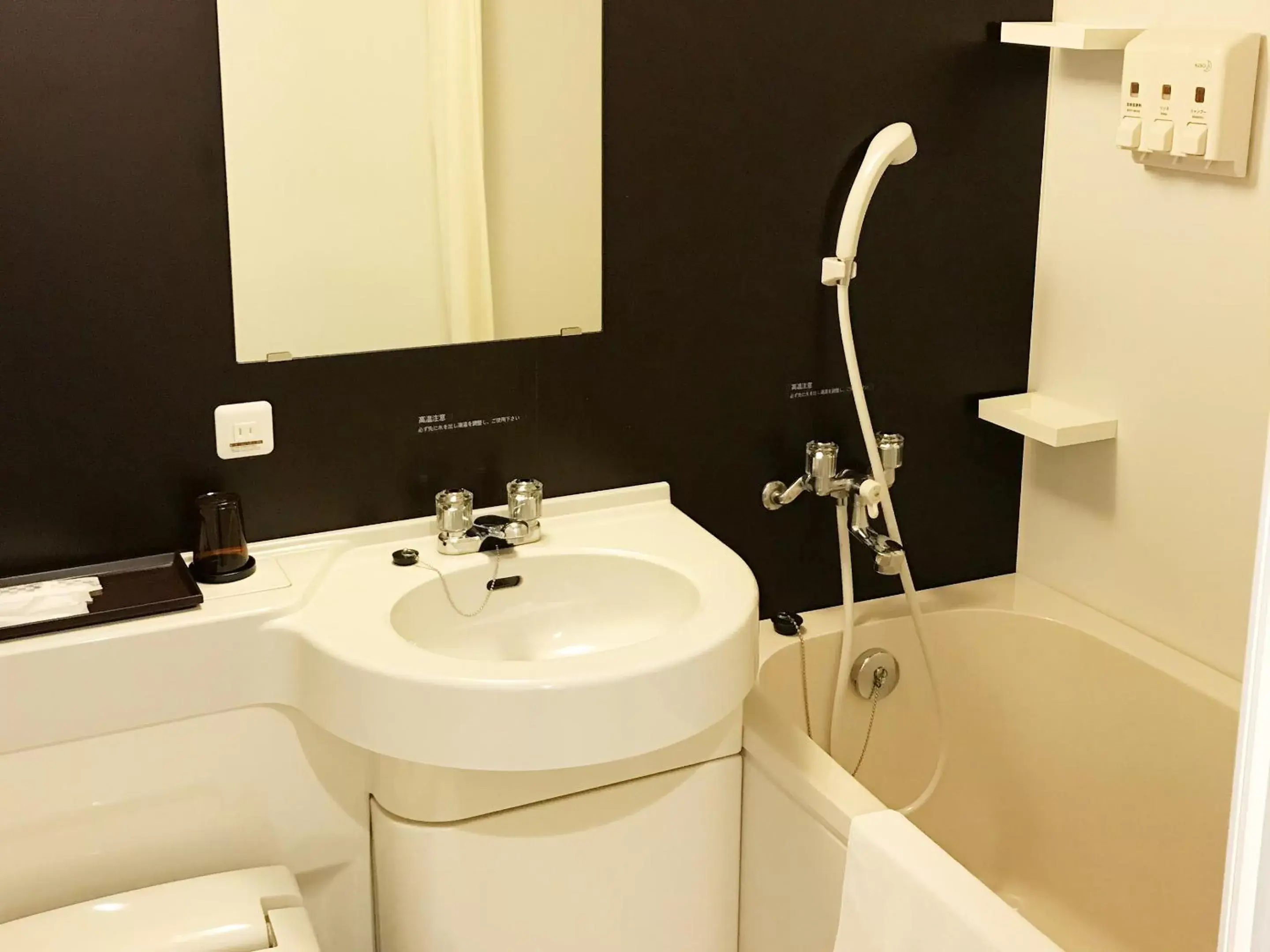 Photo of the whole room, Bathroom in Osaka Academia