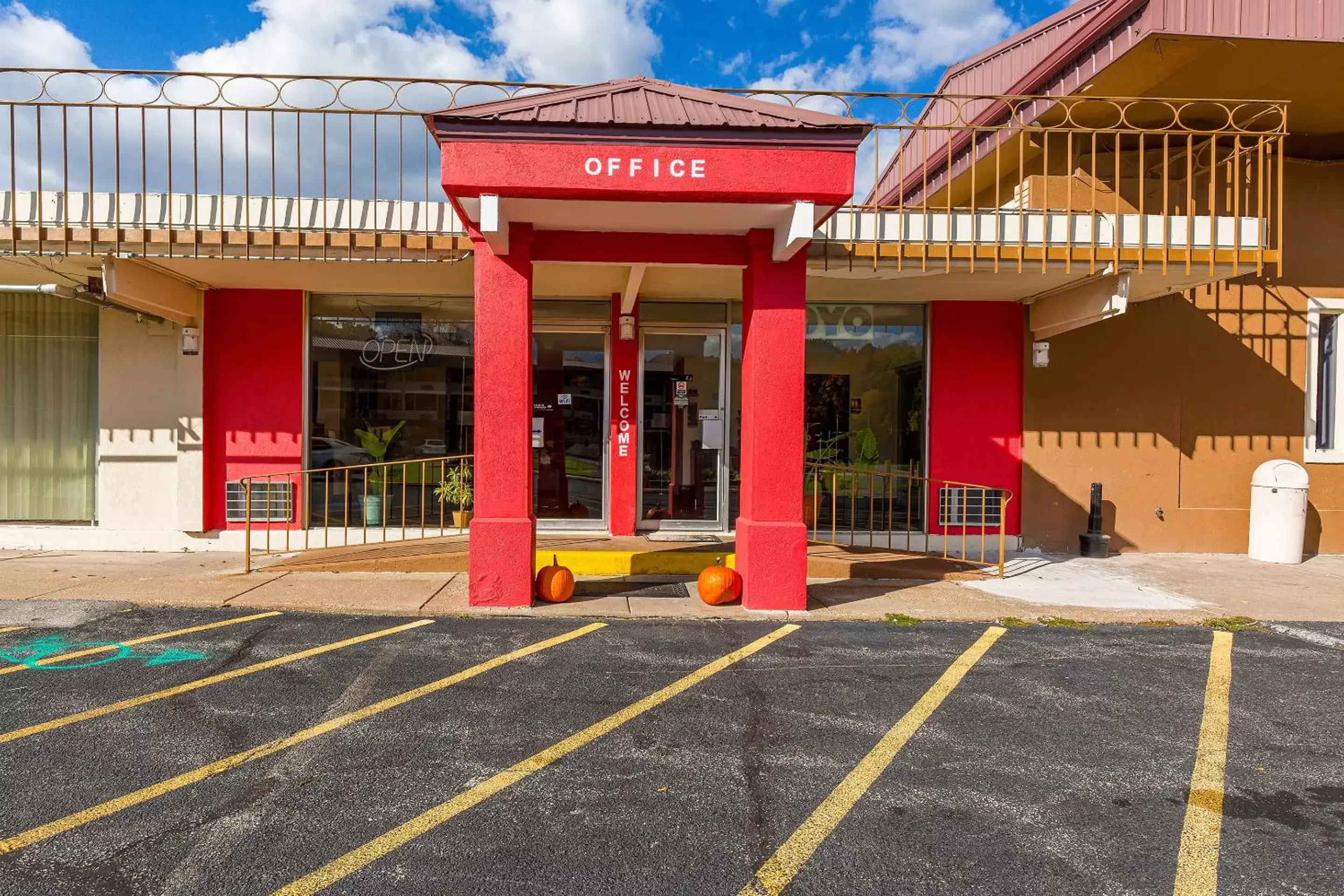 Facade/entrance in OYO Hotel Moline Downtown IL I-74 North