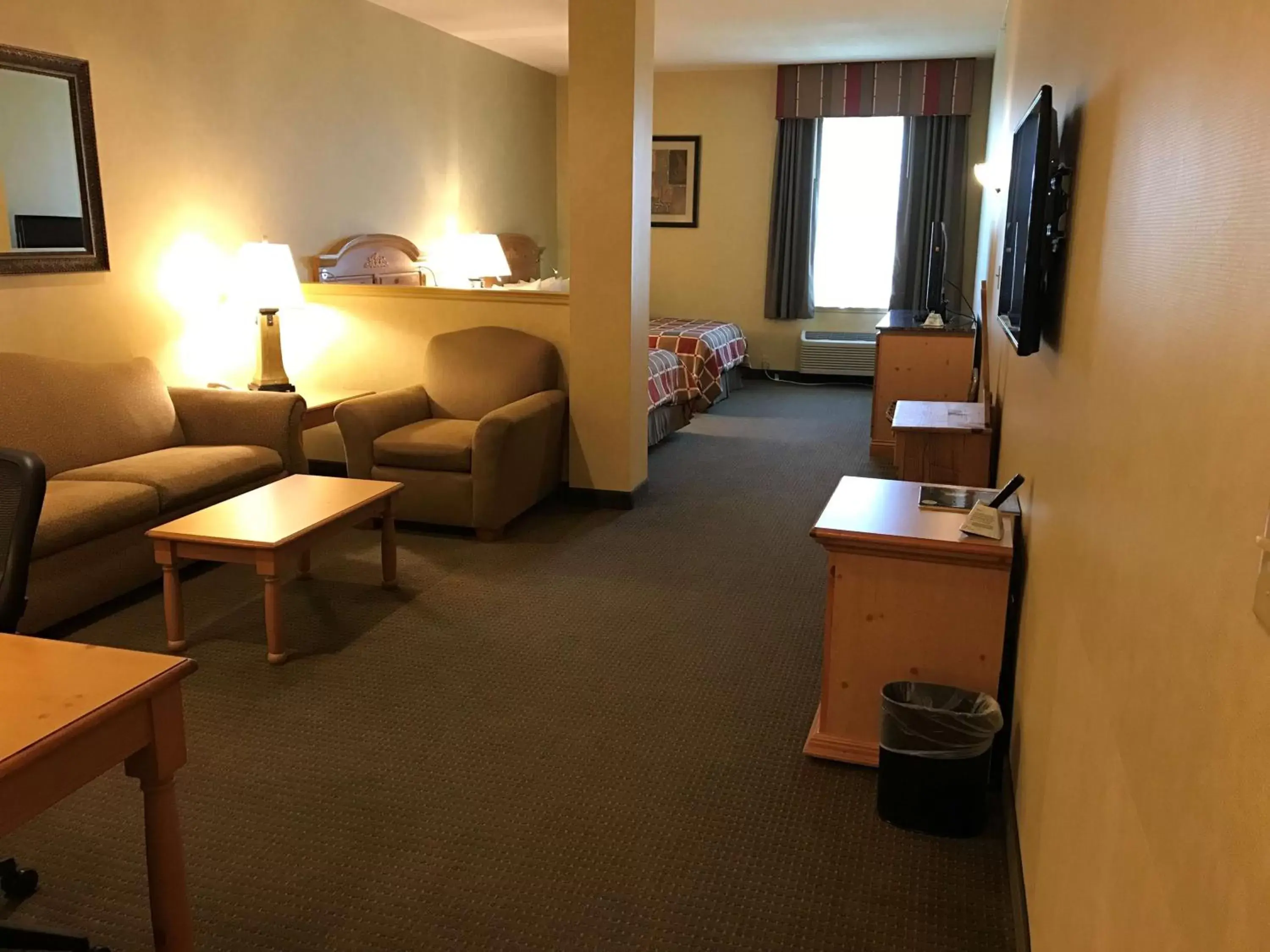 Living room, Seating Area in Best Western PLUS Revere Inn & Suites