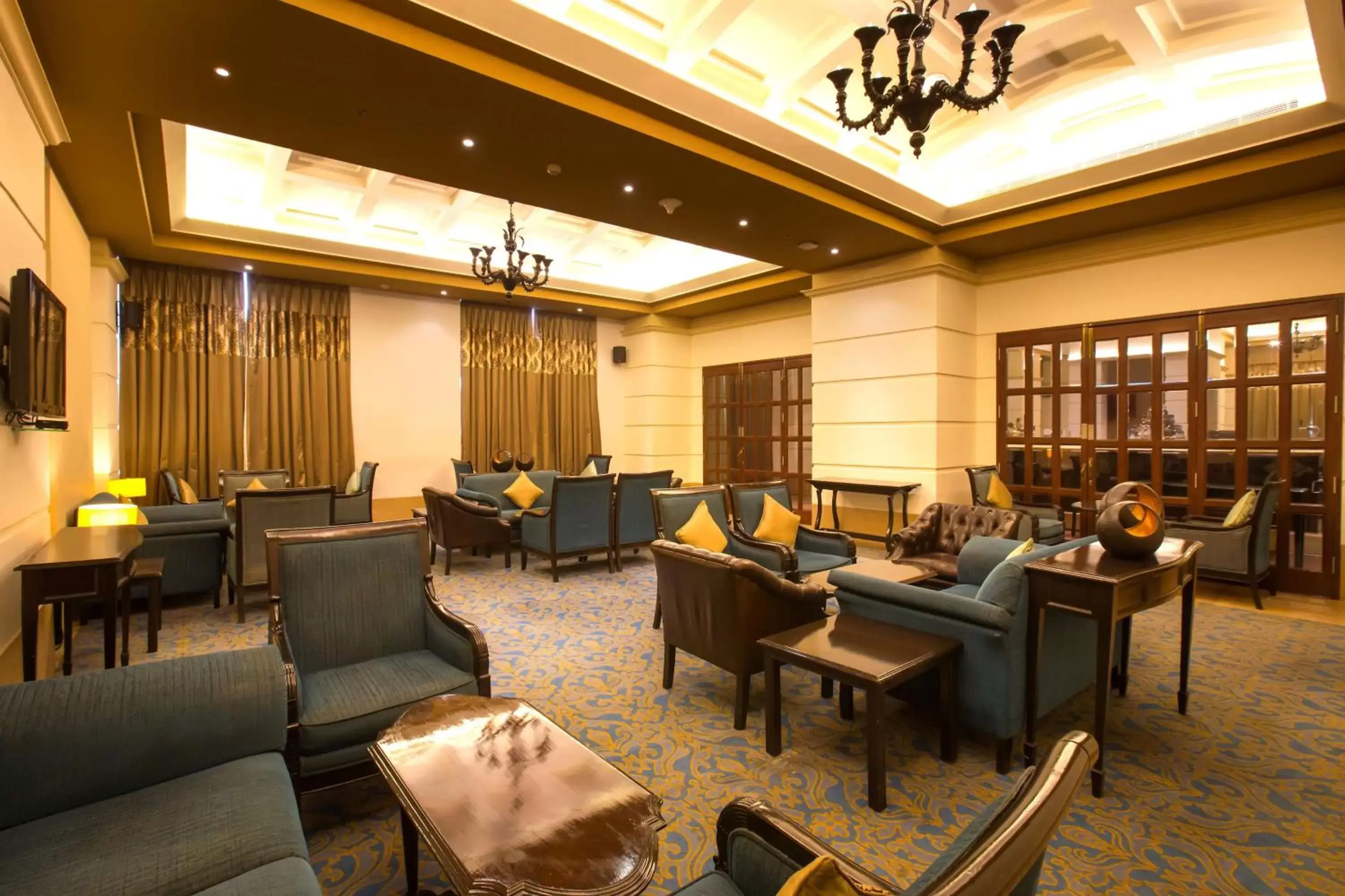 Lounge or bar in Radisson Blu Hotel Chennai City Centre