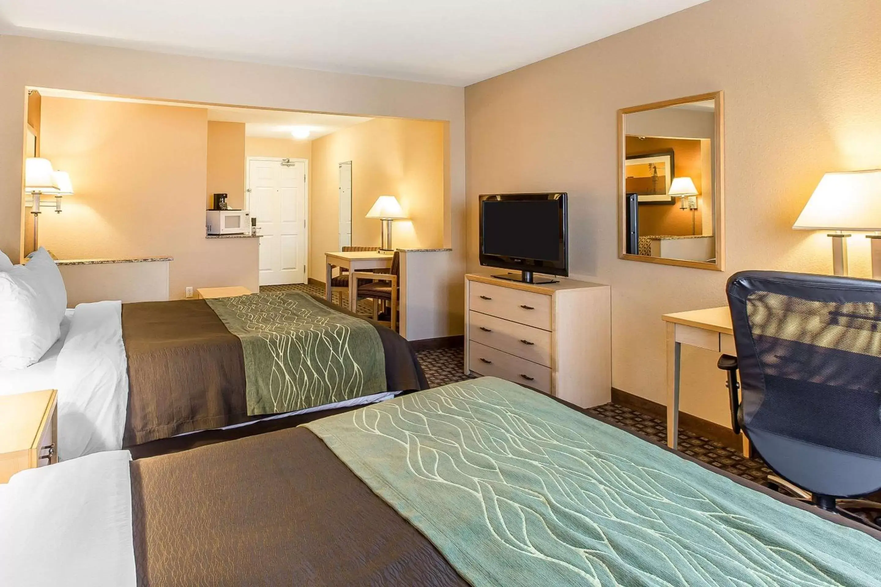 Photo of the whole room, Bed in Quality Inn & Suites Loveland