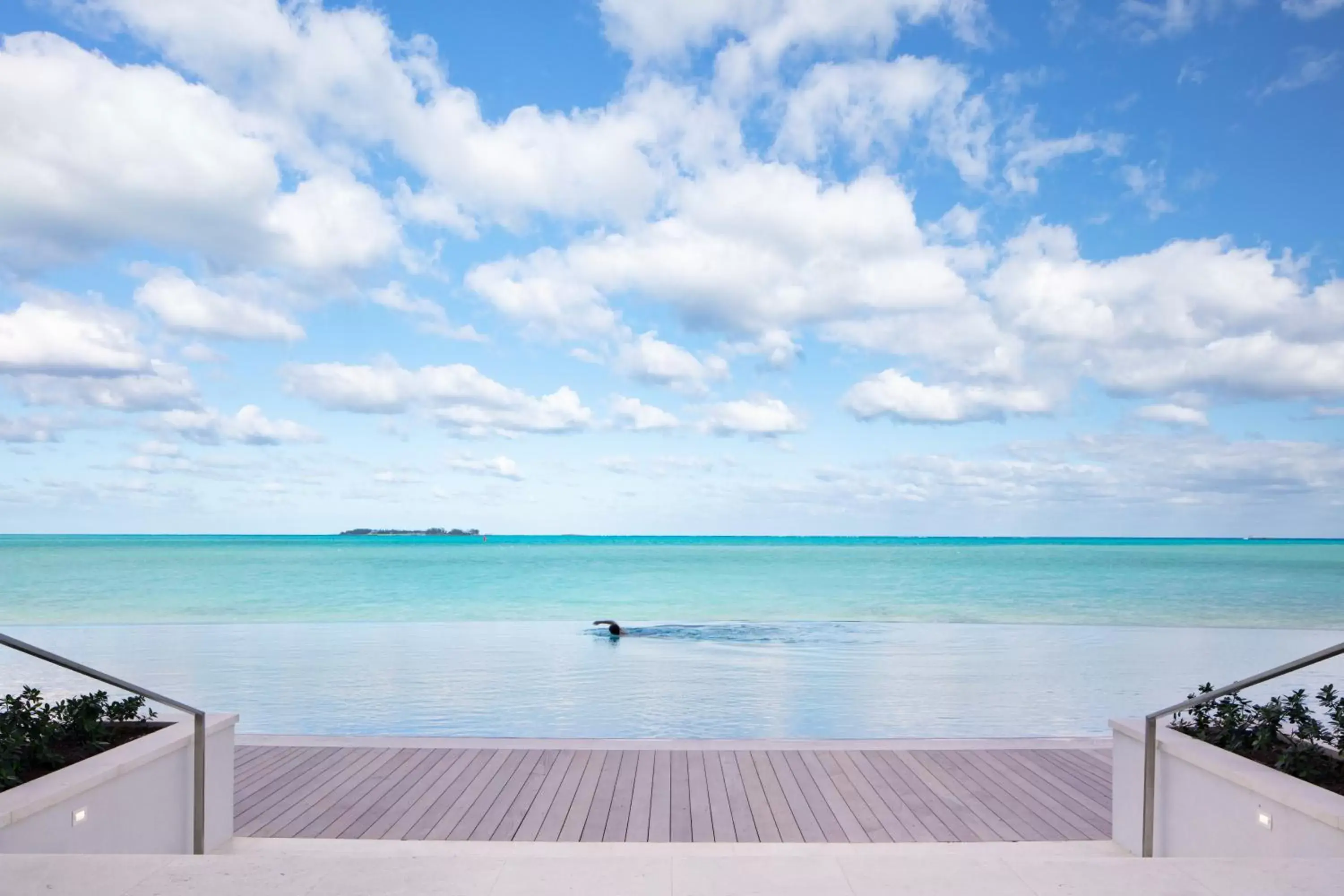 Swimming pool in Goldwynn Resort & Residences