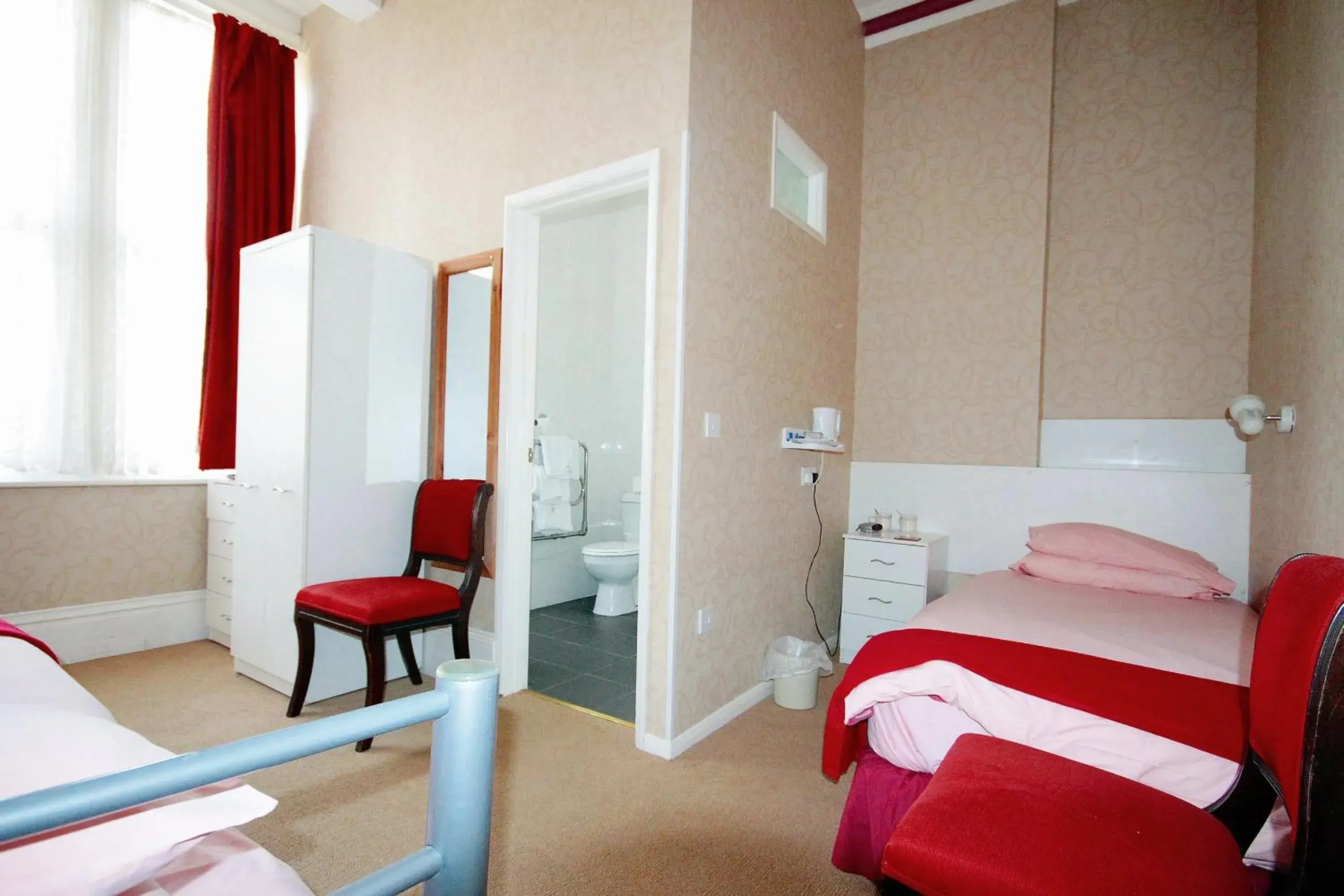 Bedroom, Room Photo in OYO Marine Parade Hotel, Eastbourne Pier