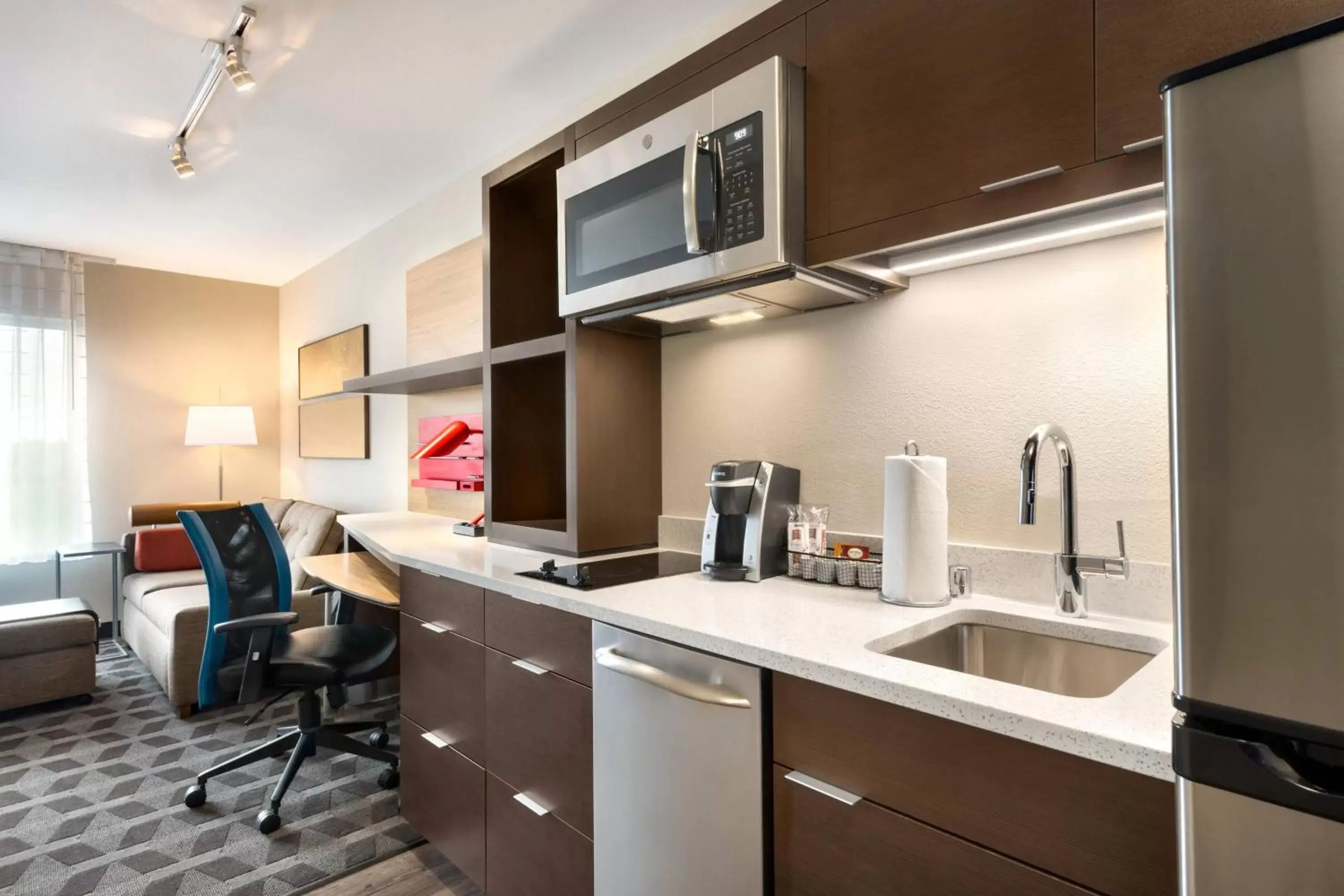 Bedroom, Kitchen/Kitchenette in TownePlace Suites by Marriott Milwaukee Grafton