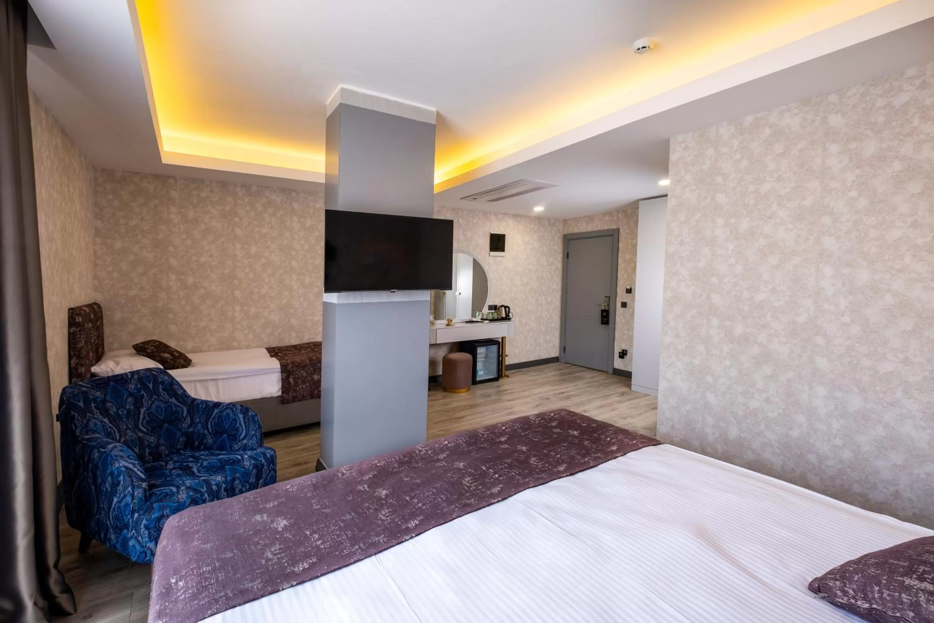 Bed, TV/Entertainment Center in Avion Suite Hotel