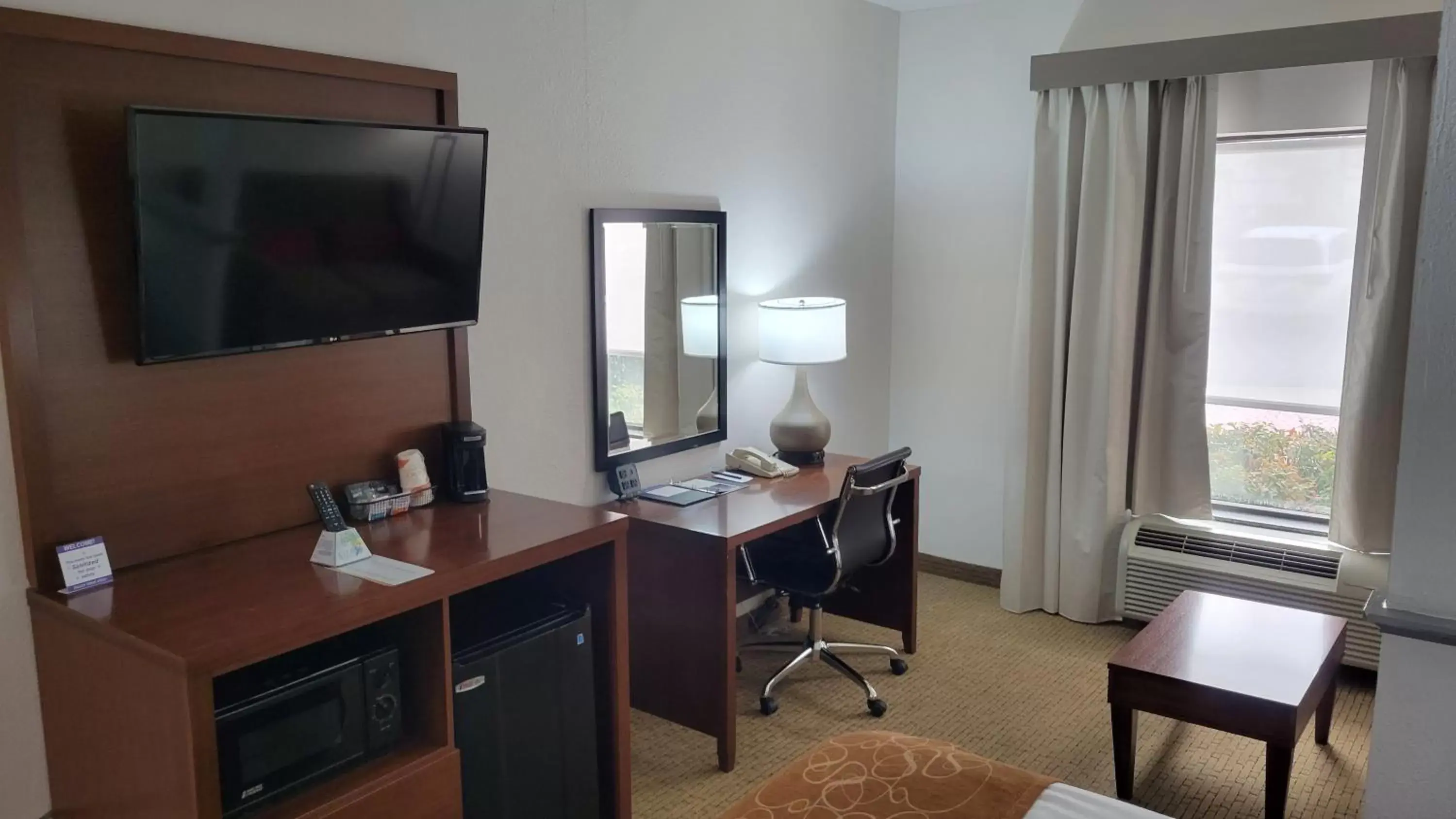 Property building, TV/Entertainment Center in Comfort Suites Cumming-Atlanta near Northside Hospital Forsyth