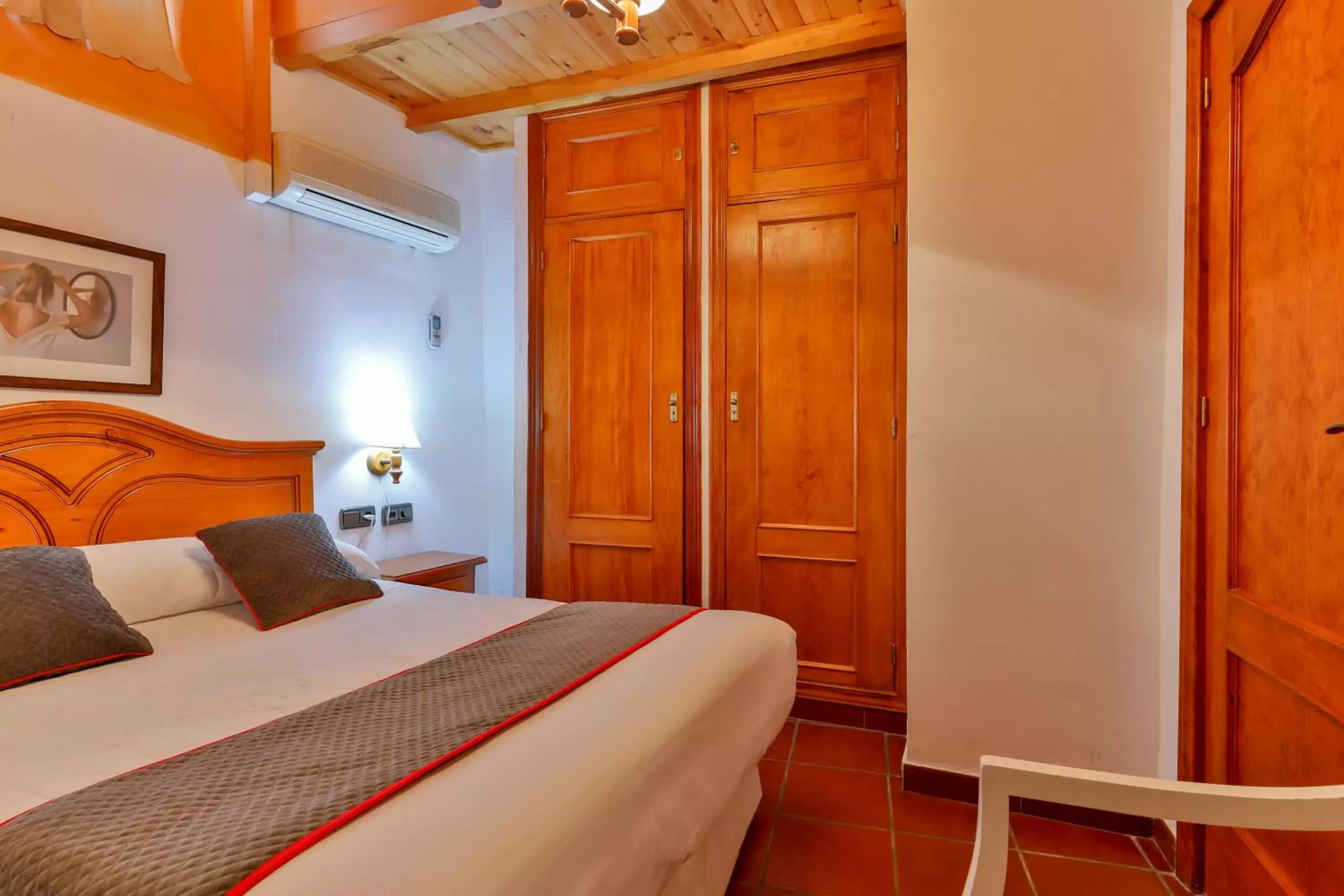 Bedroom, Bed in Hotel Las Palmeras by Vivere Stays