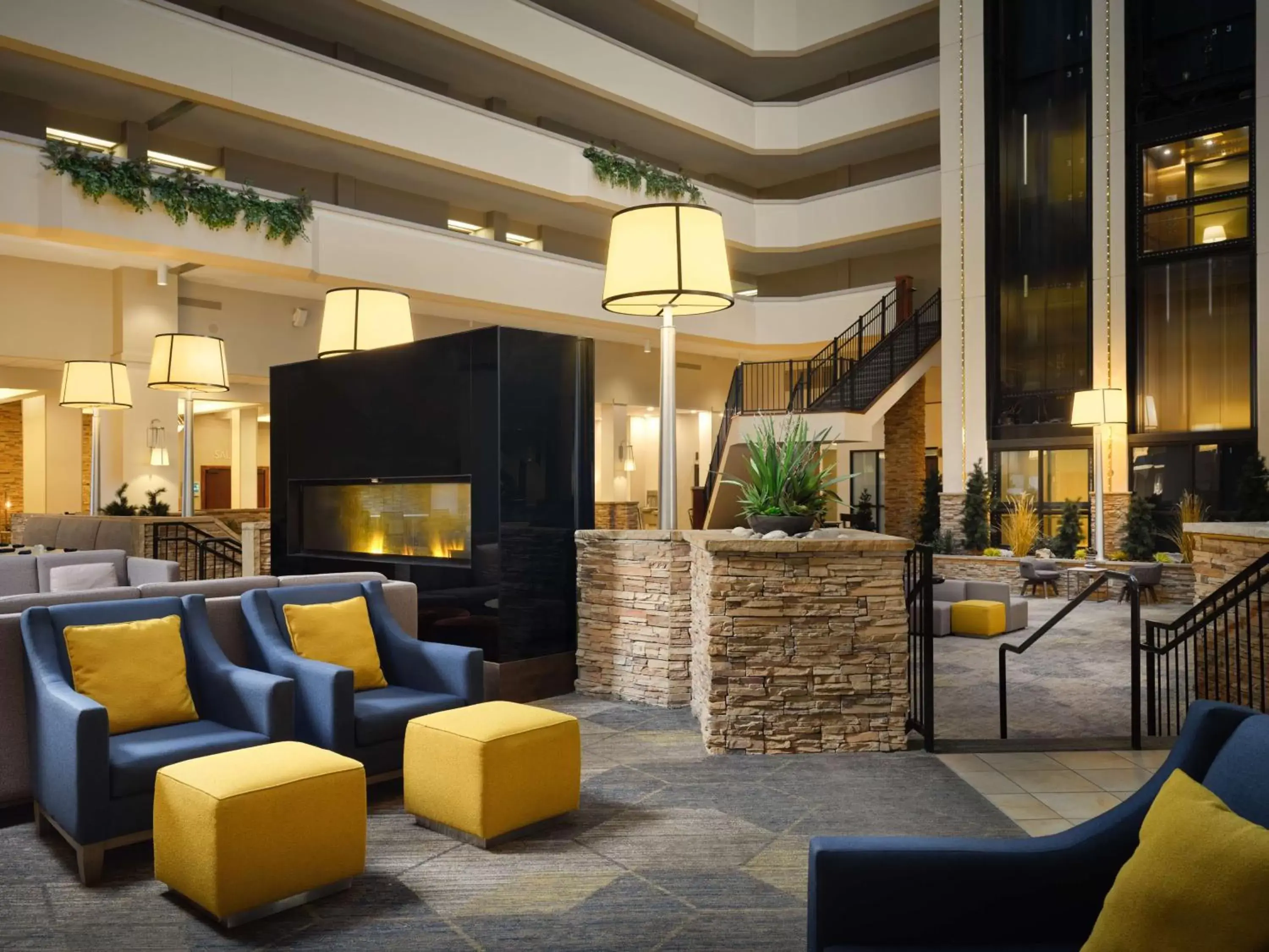 Lobby or reception, Lounge/Bar in Hilton Fort Collins