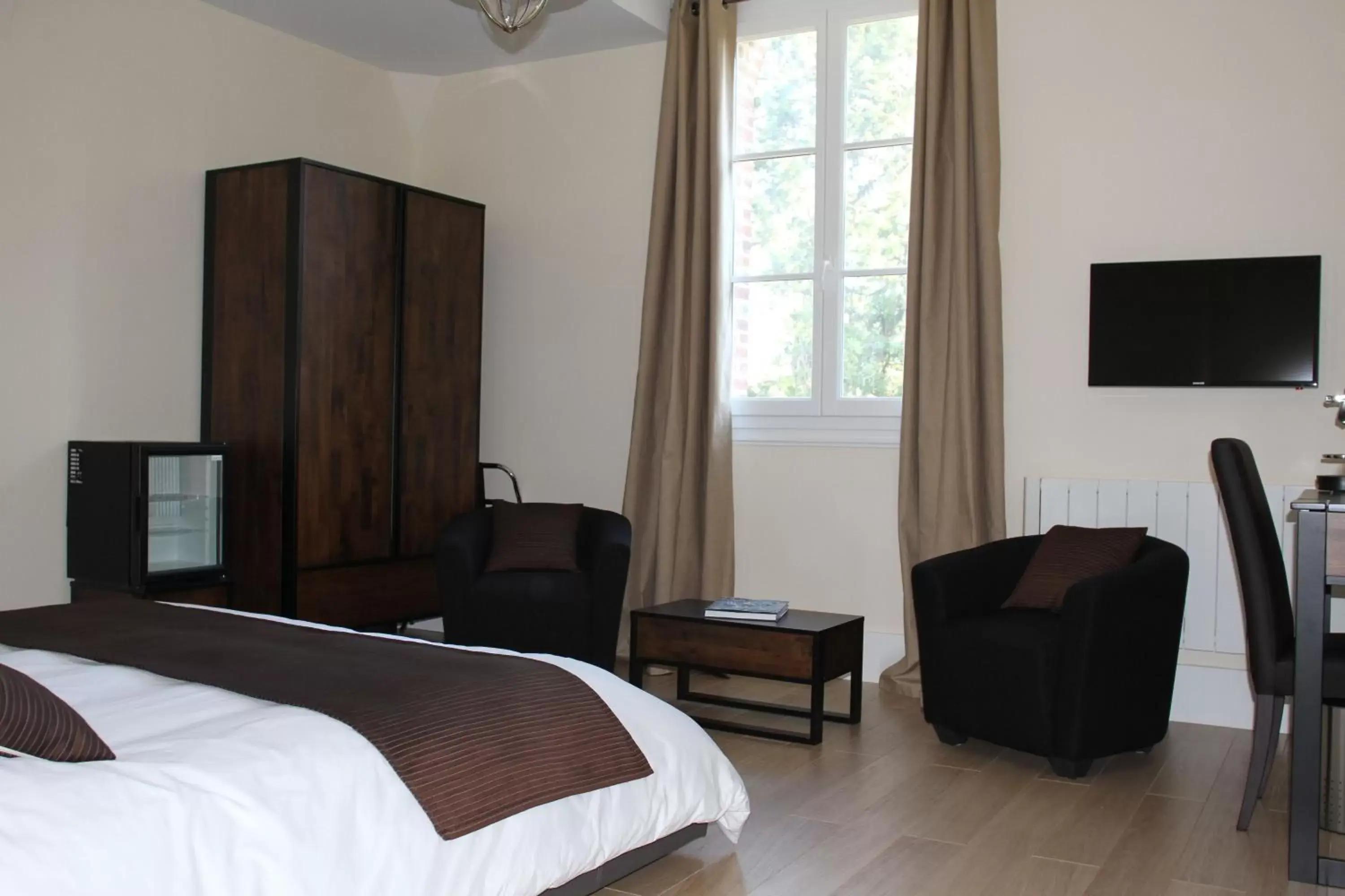 Photo of the whole room, TV/Entertainment Center in Château de la Folie