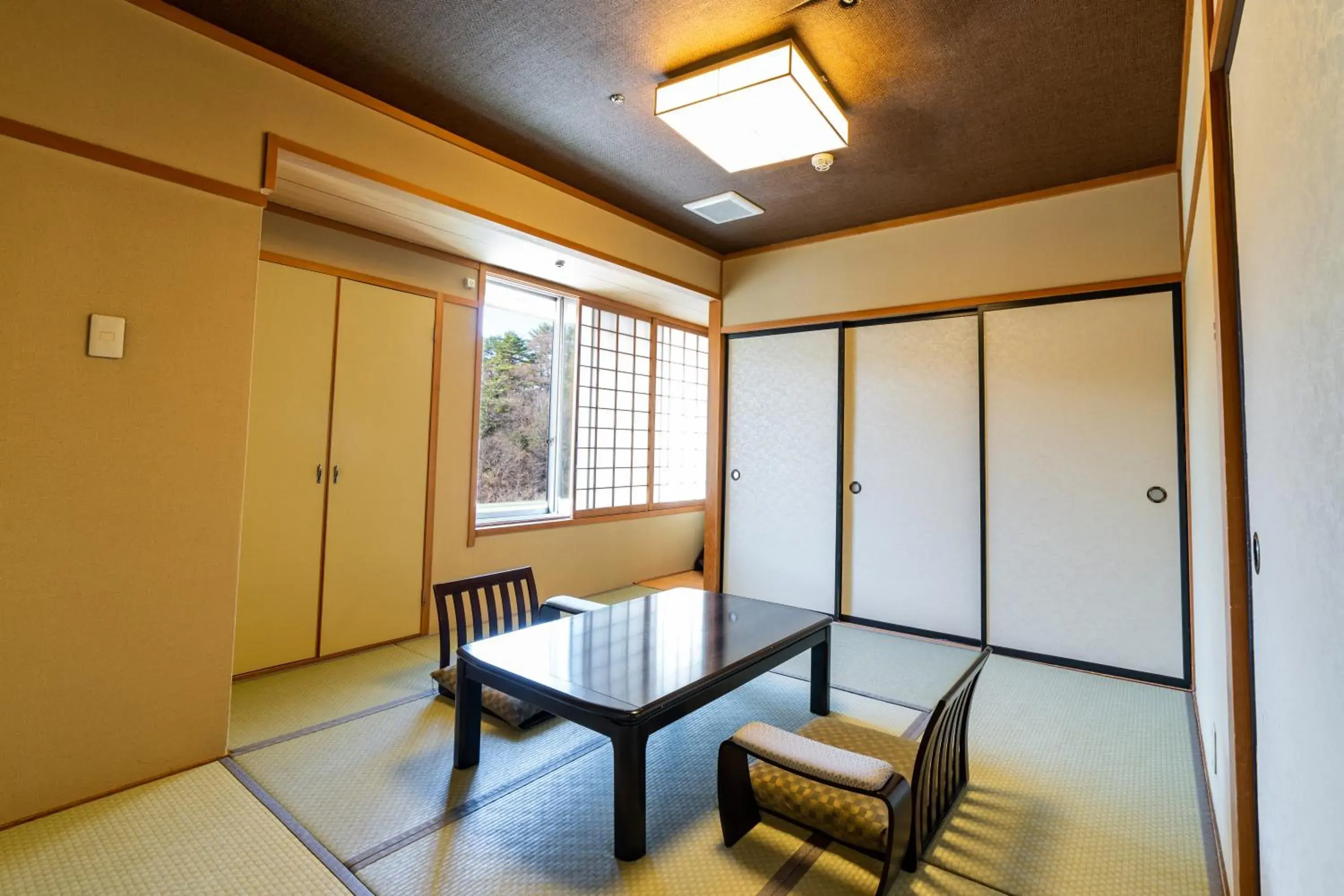 Photo of the whole room, Seating Area in Kusatsu Onsen Daitokan