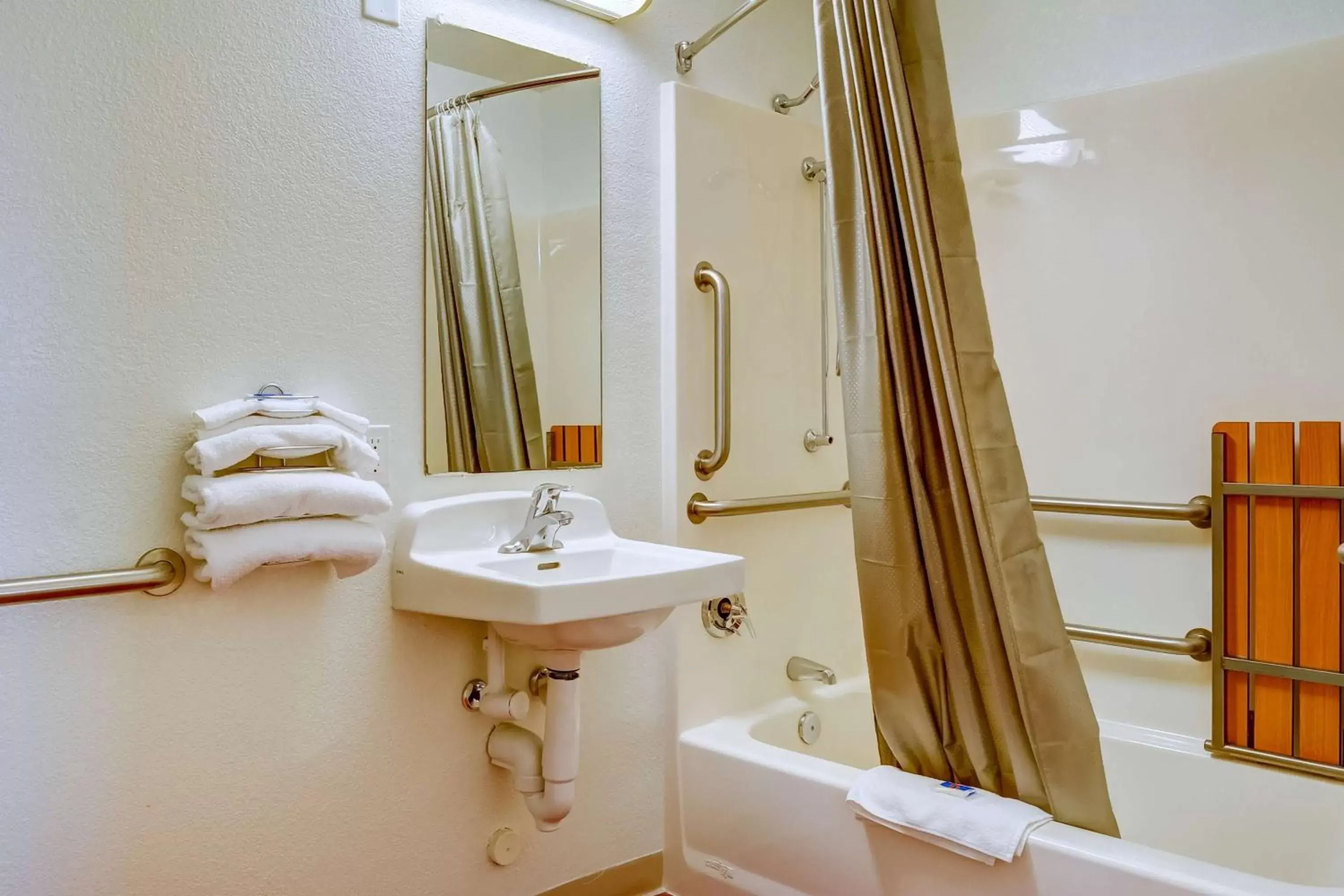 Bathroom in Motel 6-Eugene, OR - South Springfield