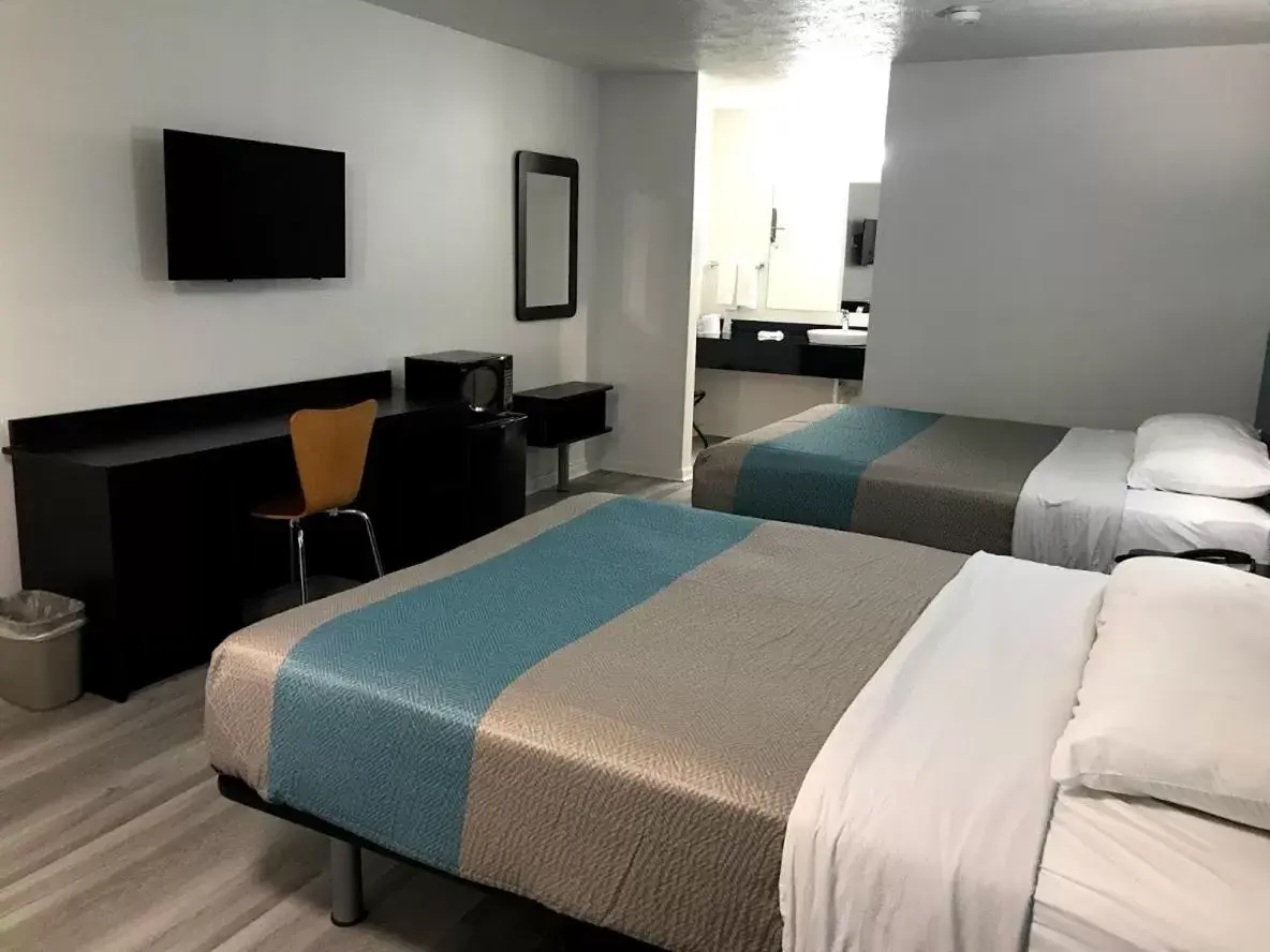 Bed in Motel 6-Metropolis, IL