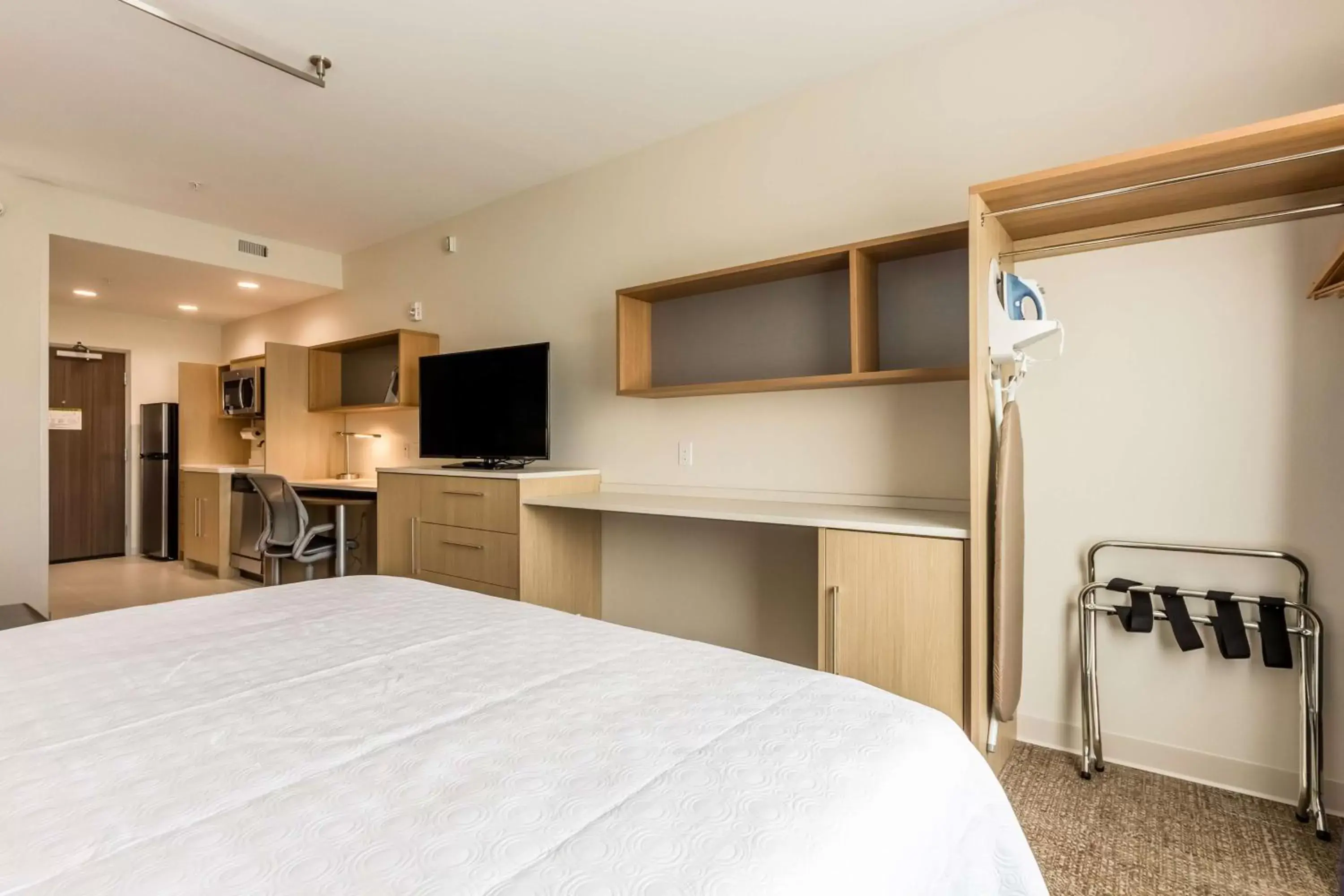 Bedroom, TV/Entertainment Center in Home2 Suites By Hilton Fort Worth Northlake
