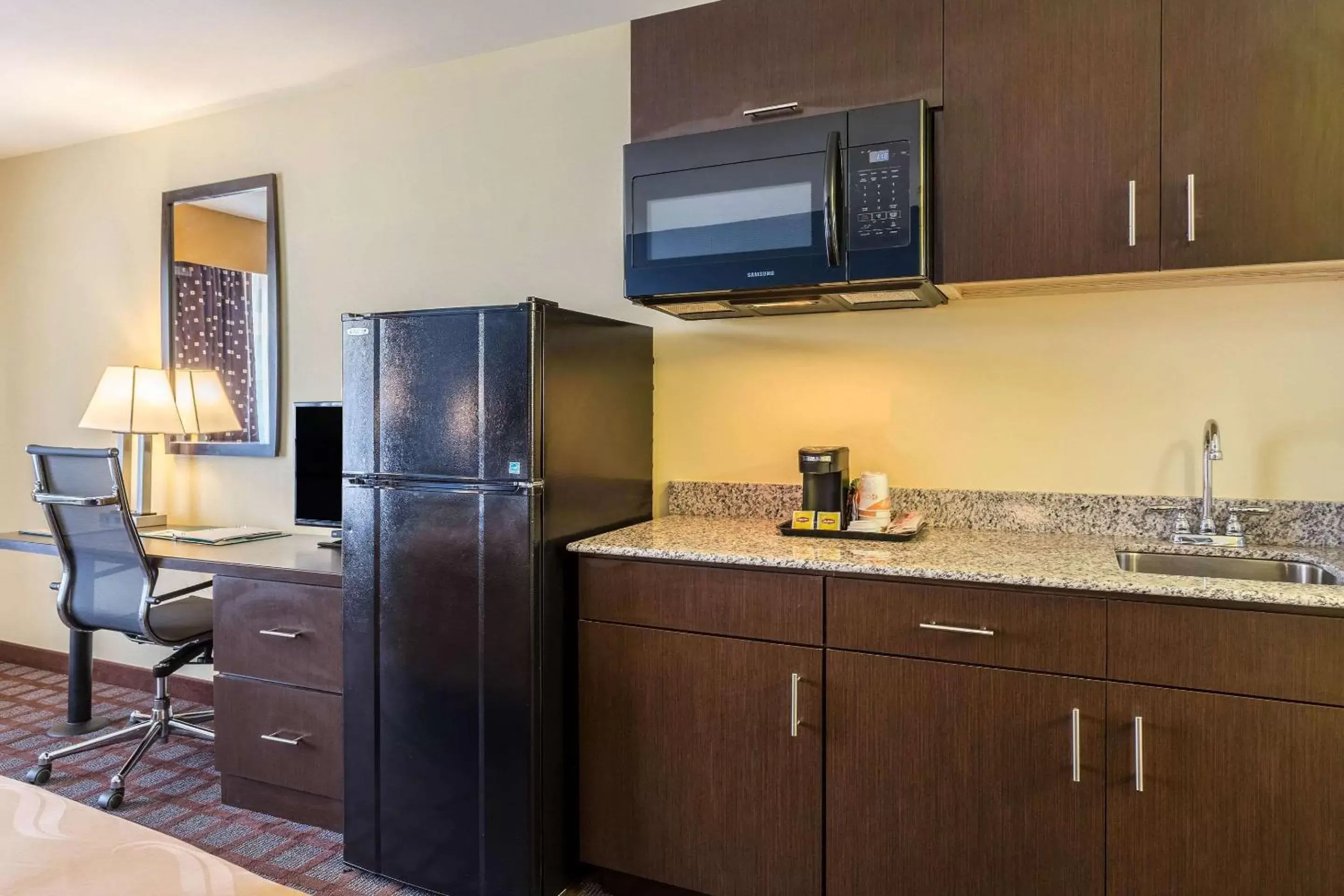Photo of the whole room, Kitchen/Kitchenette in Quality Inn & Suites Baton Rouge West - Port Allen