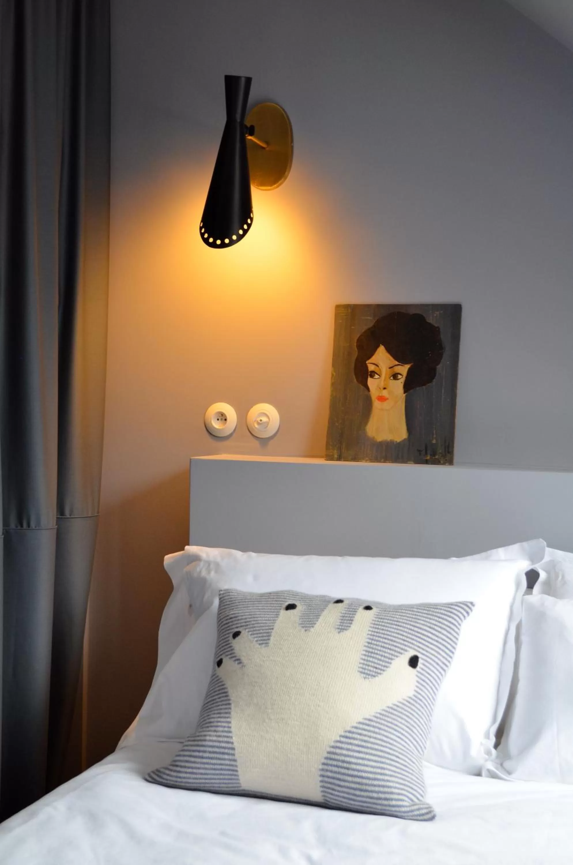 Bed in Hotel Les Pilotes