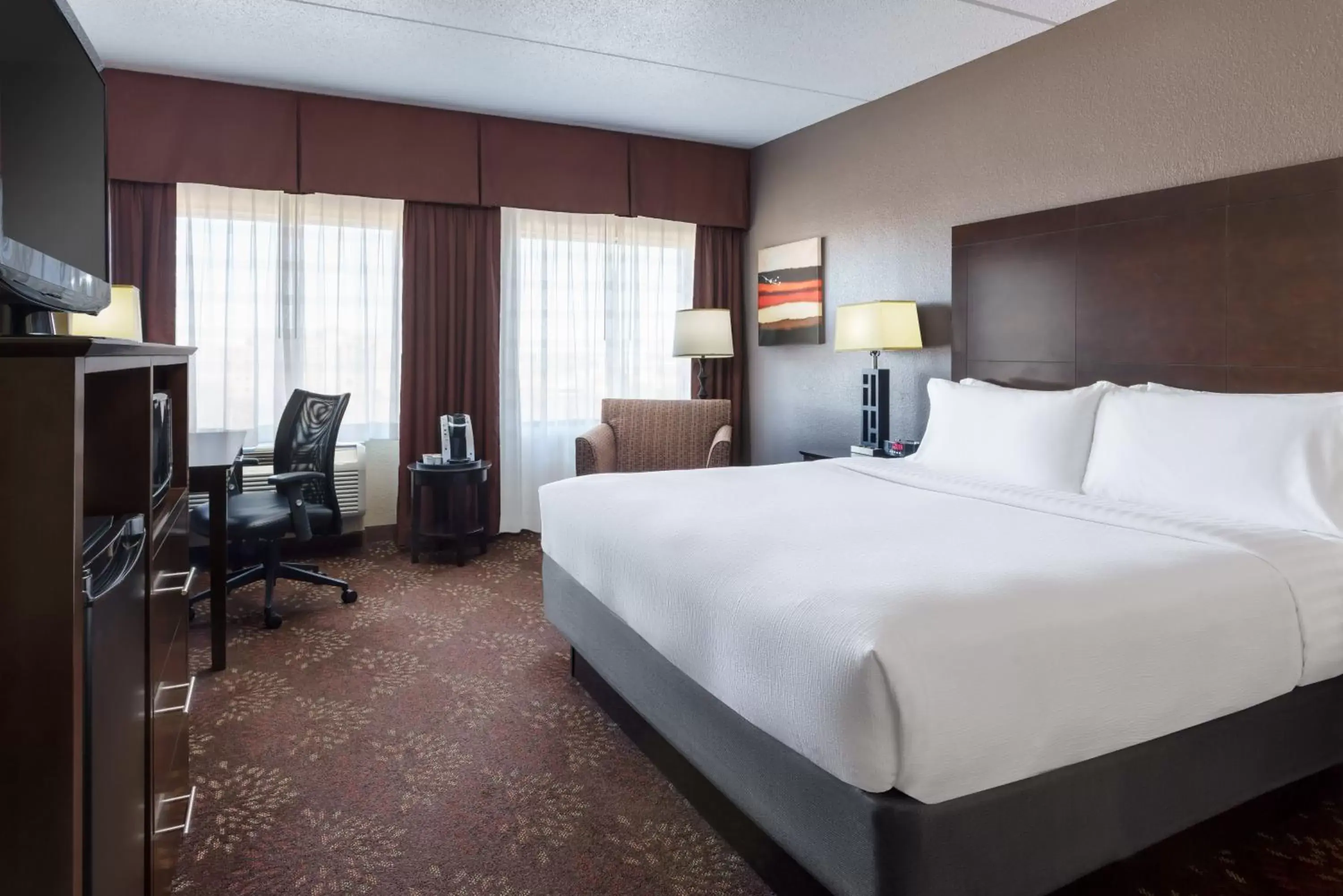 Photo of the whole room, Bed in Holiday Inn Charlotte University, an IHG Hotel