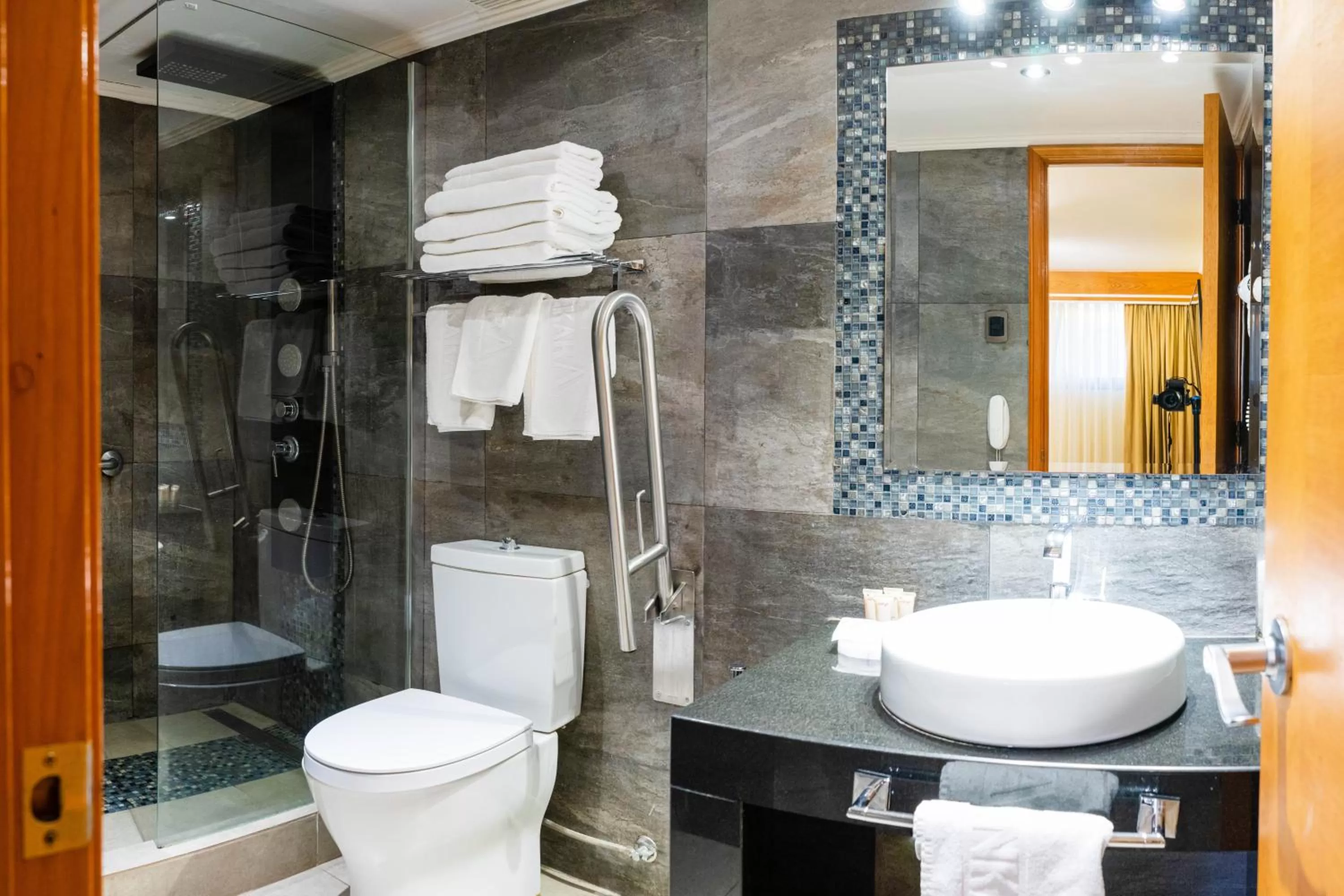 Shower in Hotel Restaurante Ankara