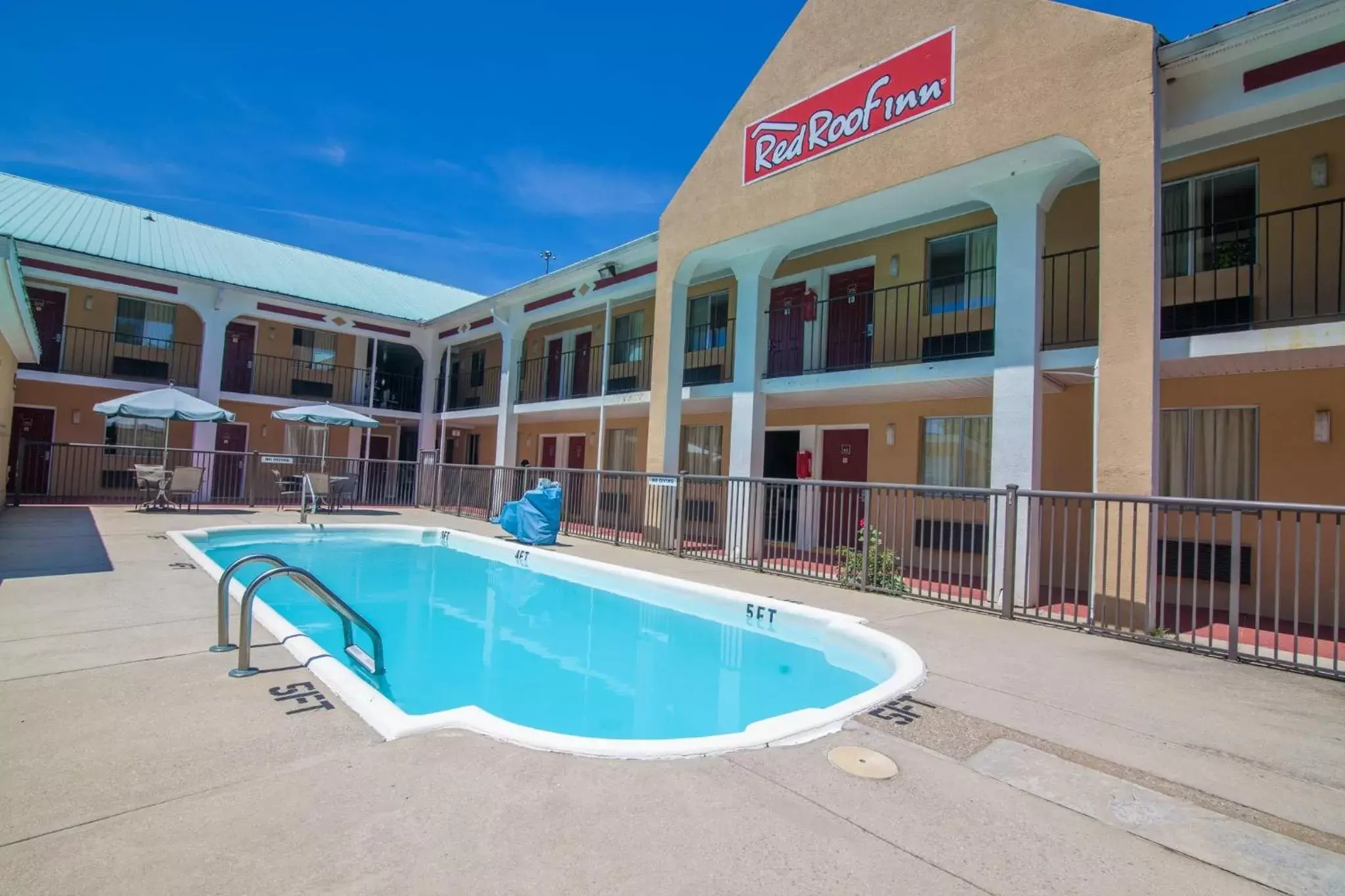 Swimming Pool in Red Roof Inn Crossville