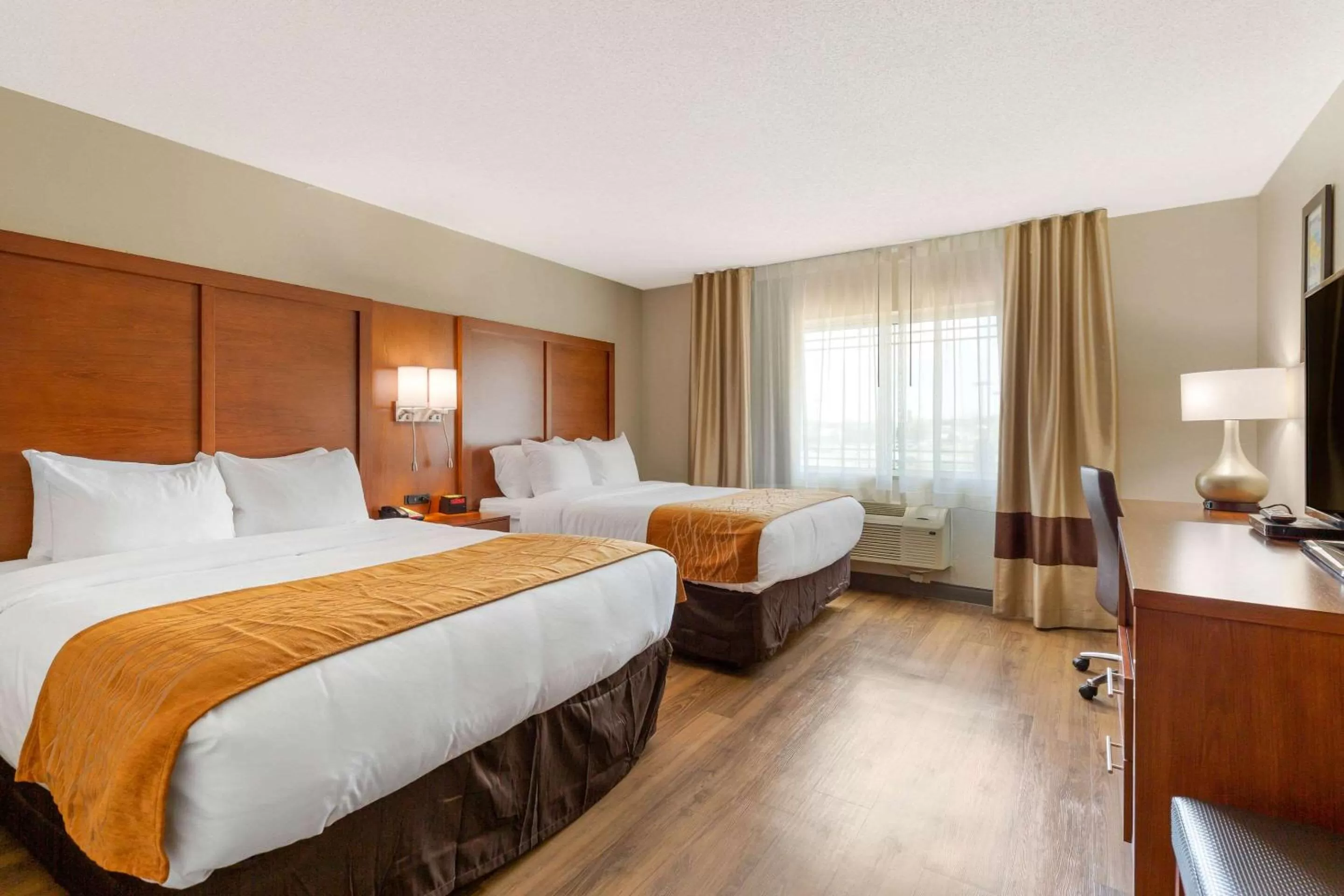 Photo of the whole room, Bed in Comfort Inn & Suites Milford