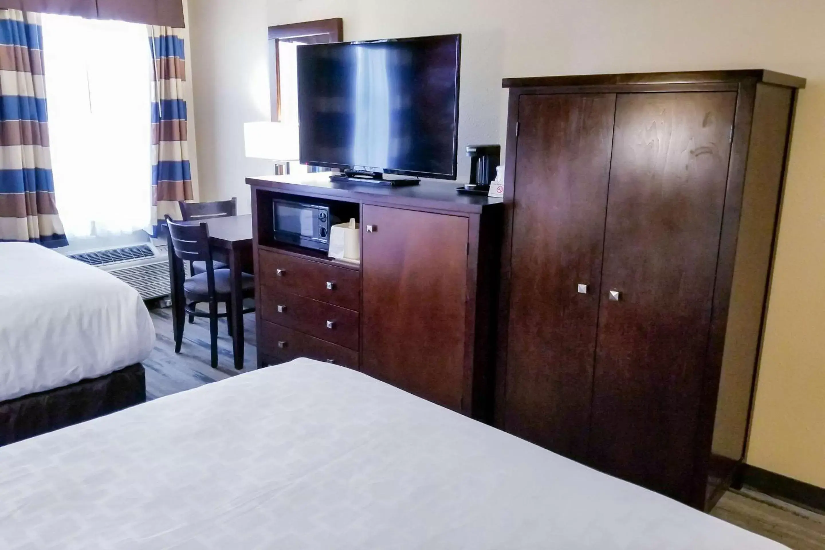 Photo of the whole room, TV/Entertainment Center in Clarion Pointe by Choice Hotels Corydon