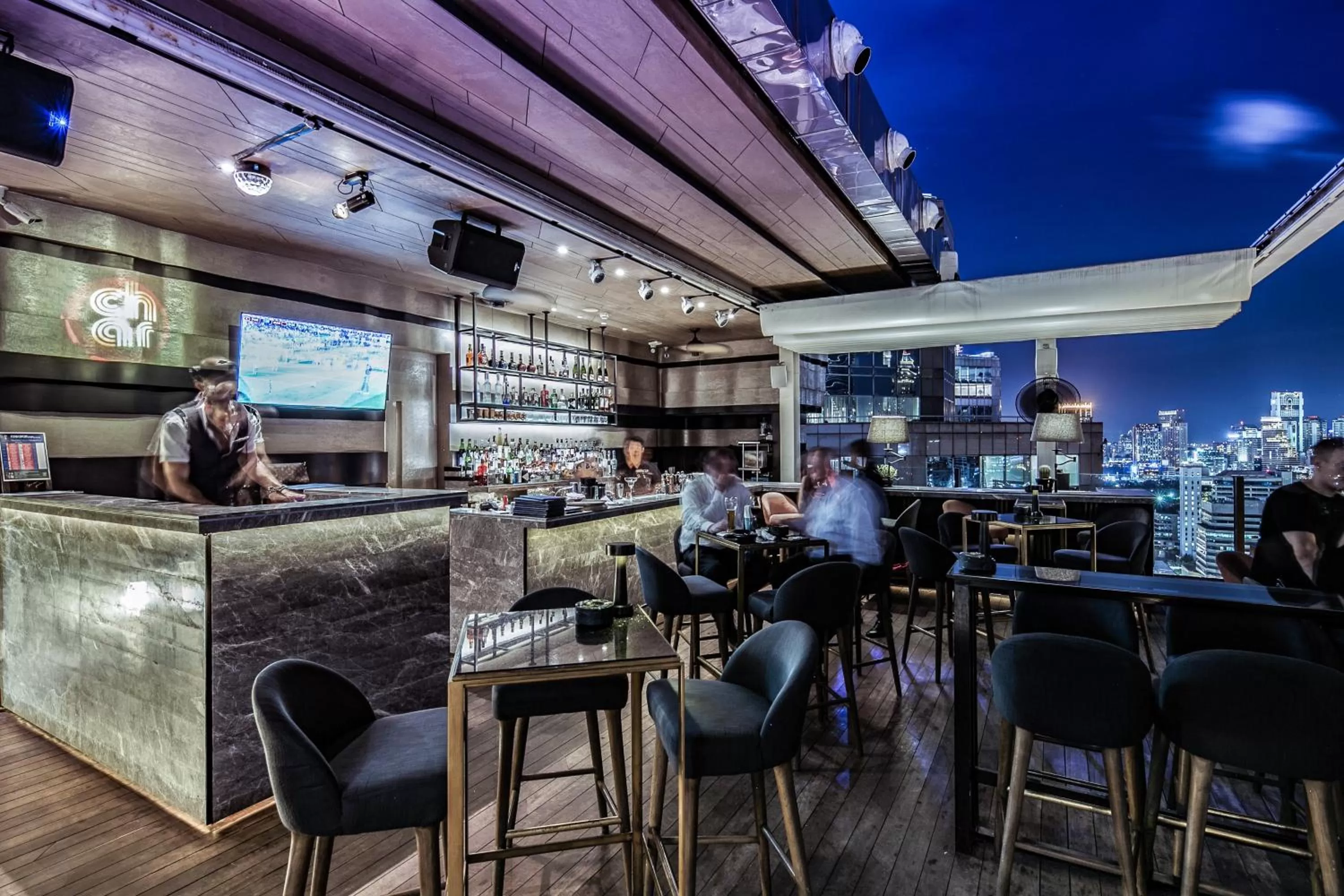 Lounge or bar in Hotel Indigo Bangkok Wireless Road by IHG