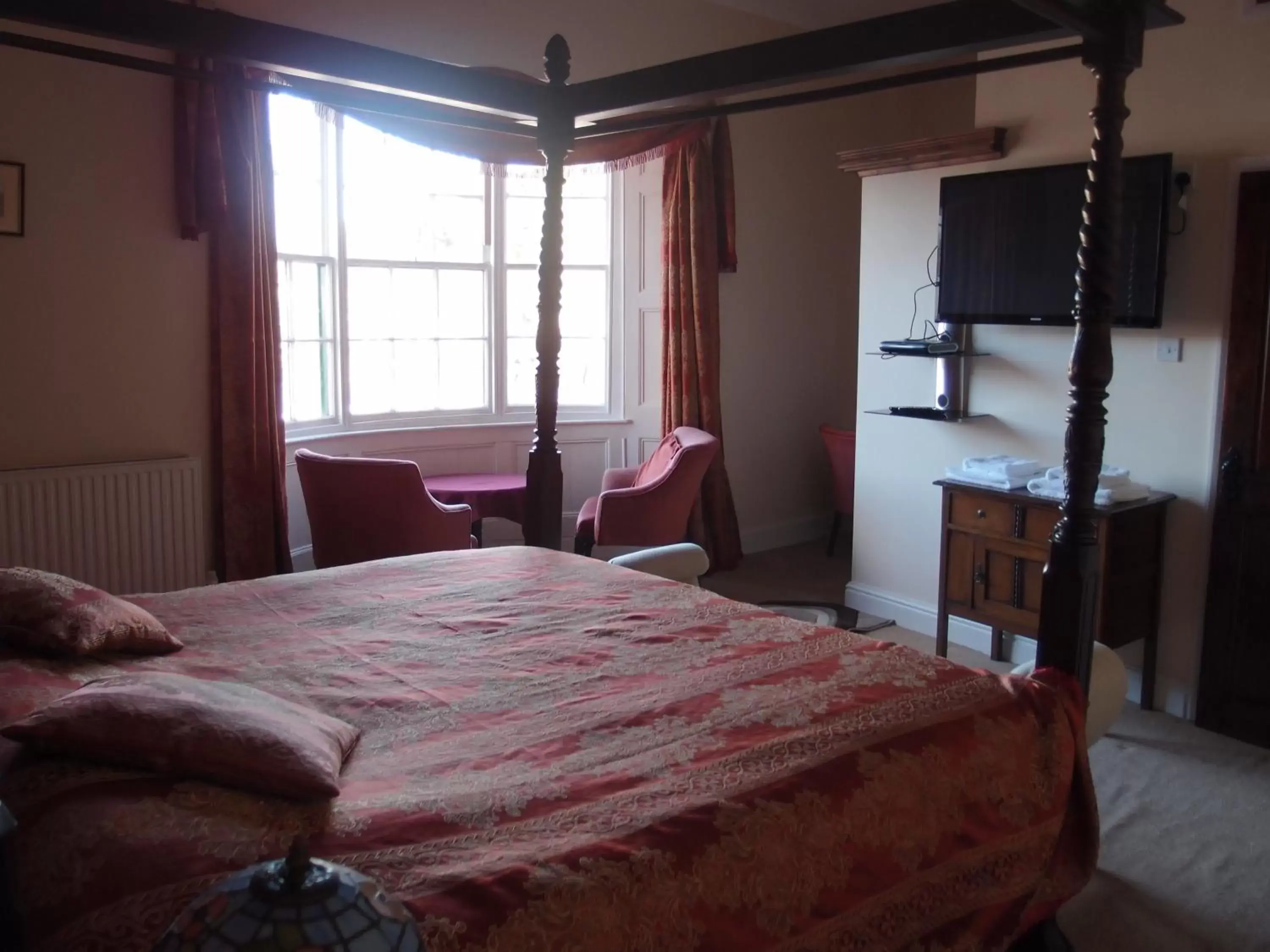 Bedroom, Bed in Royal Britannia Hotel
