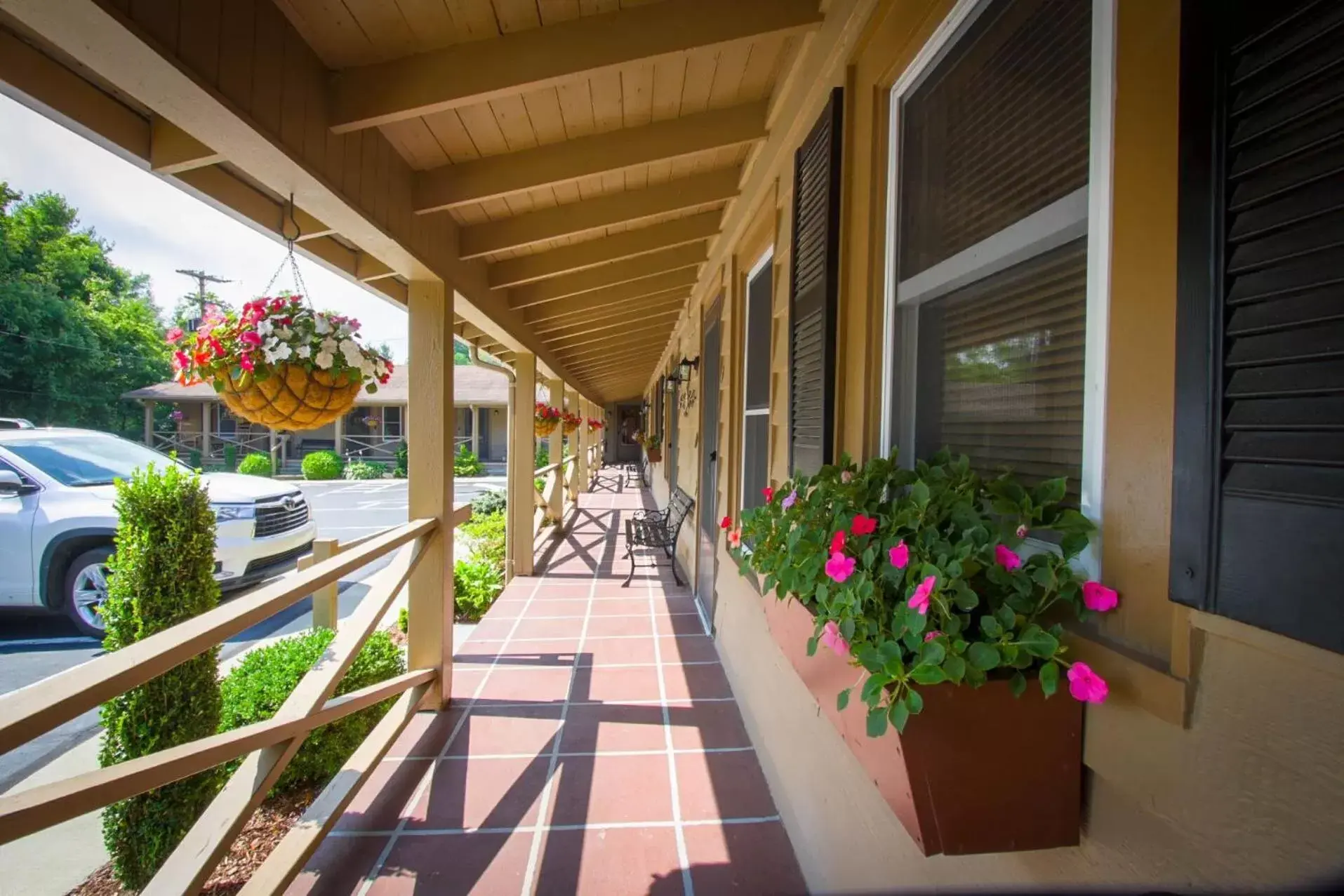 Property building, Balcony/Terrace in Mountainaire Inn and Log Cabins