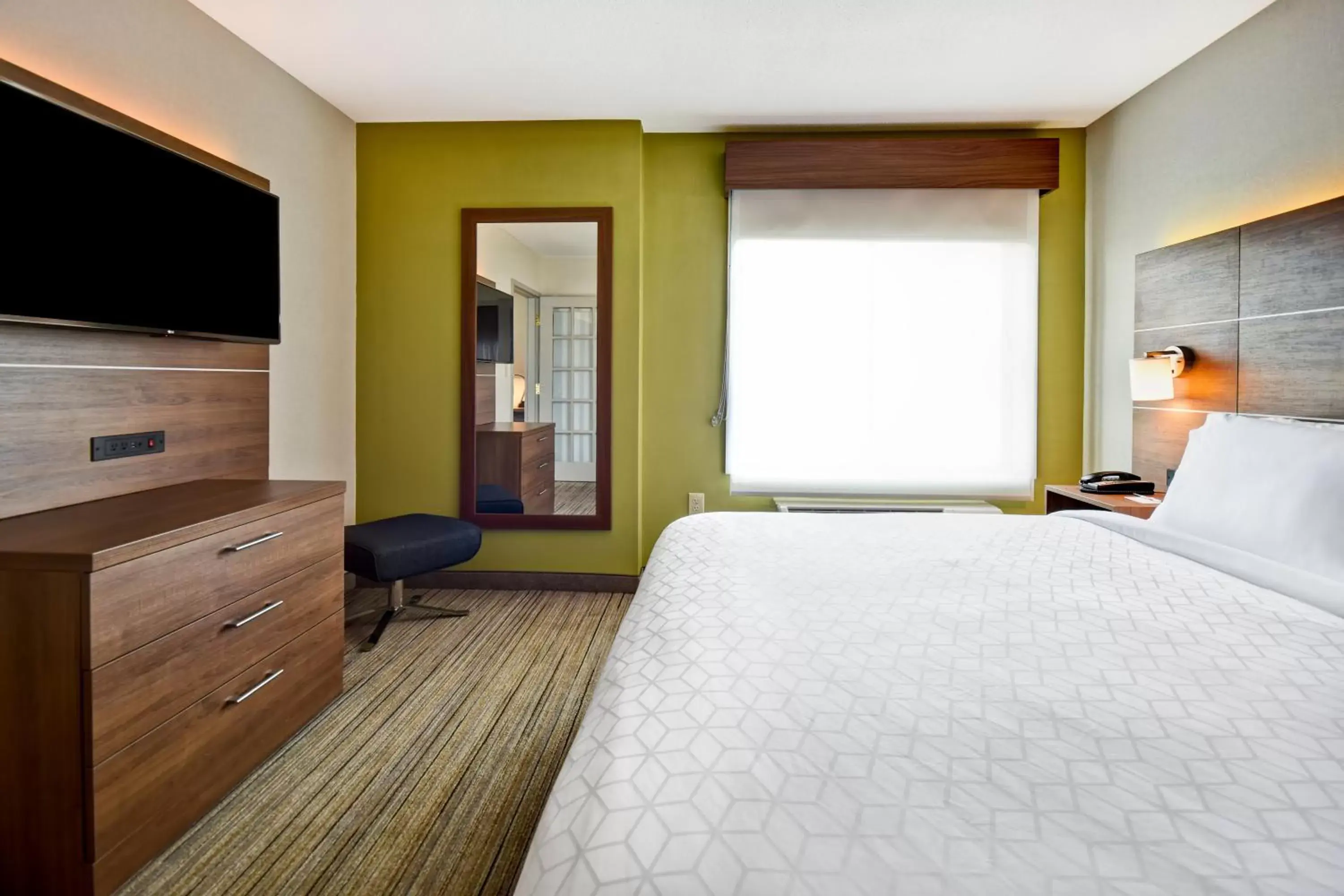 Photo of the whole room, Bed in Holiday Inn Express Newport North - Middletown, an IHG Hotel