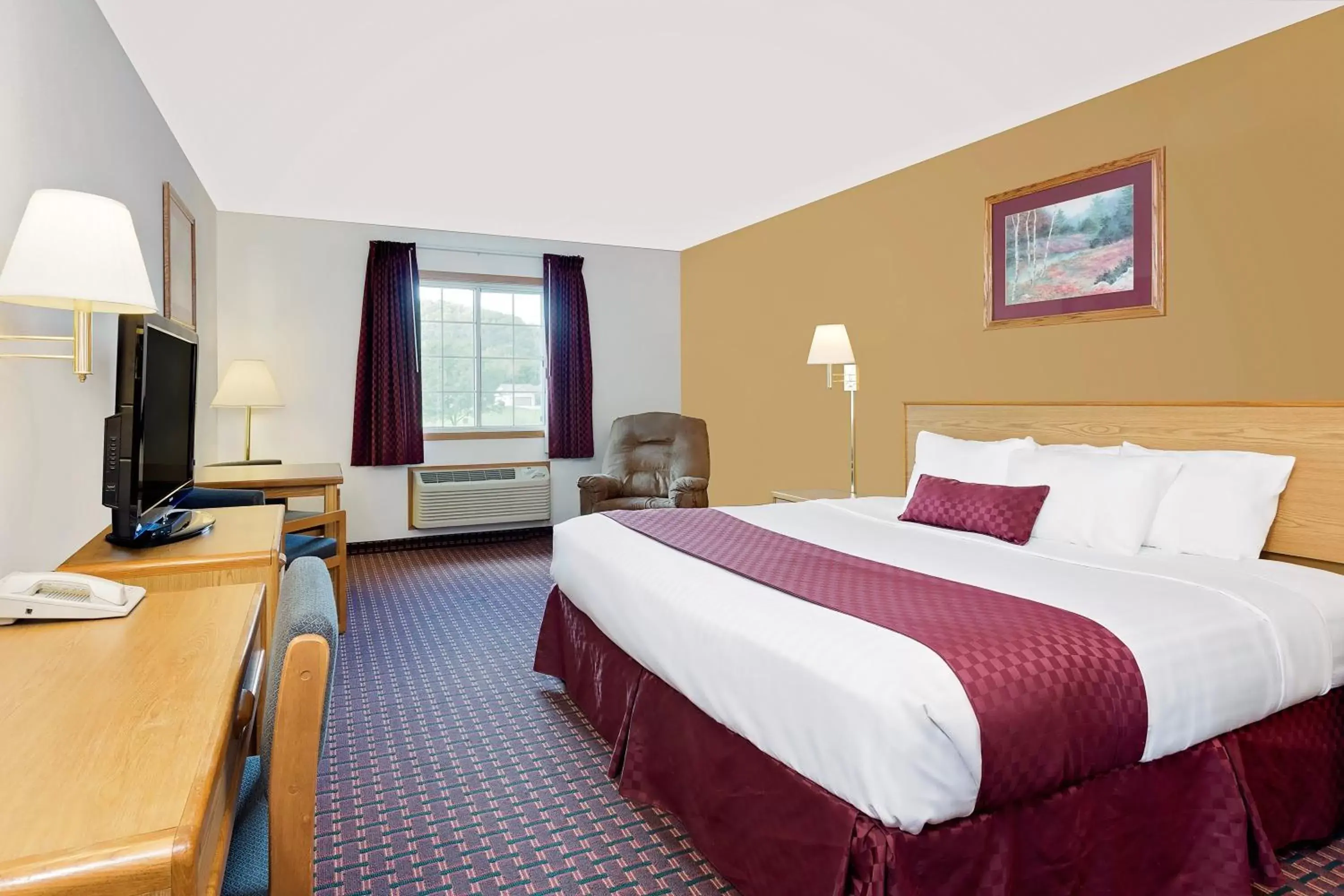 Deluxe King Room - Non-Smoking in Ramada by Wyndham Richland Center