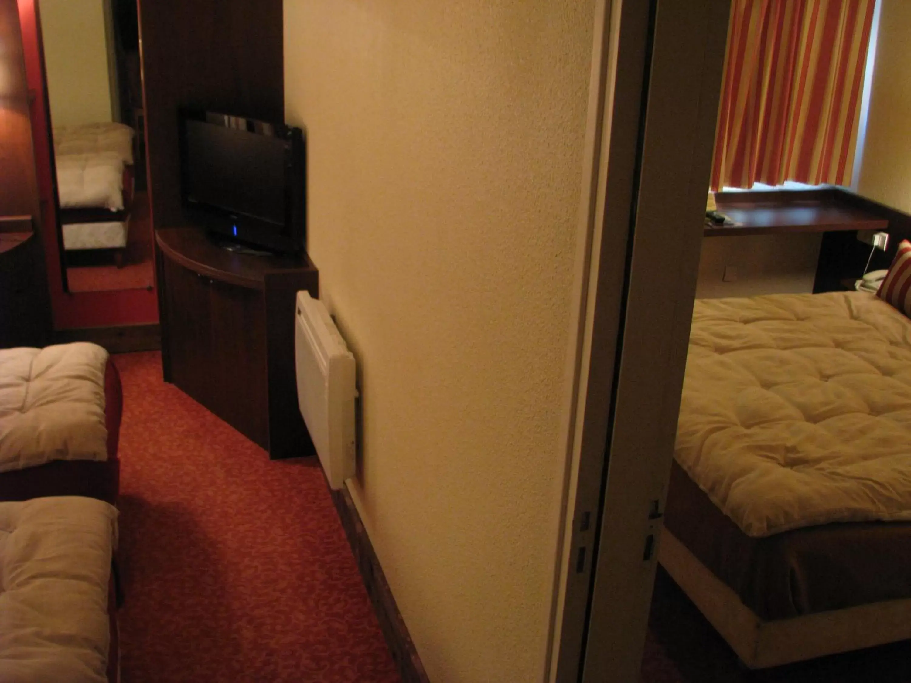 Bed, TV/Entertainment Center in Mercator