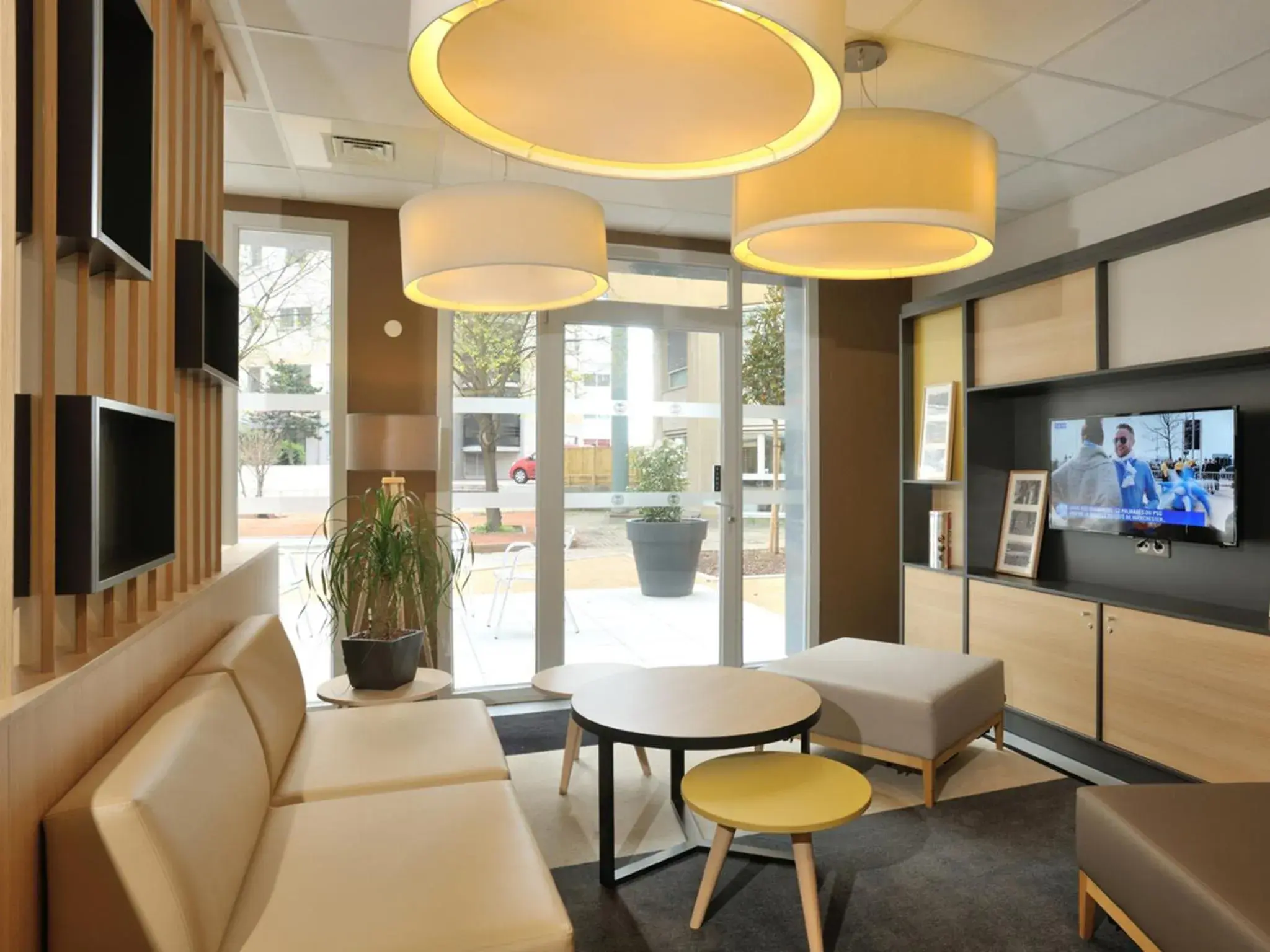 Communal lounge/ TV room, Lounge/Bar in B&B HOTEL Lyon Caluire Cité Internationale