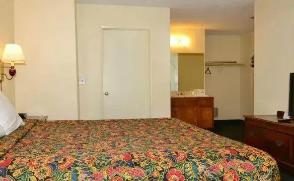 Bed in Days Inn by Wyndham Ontario Airport