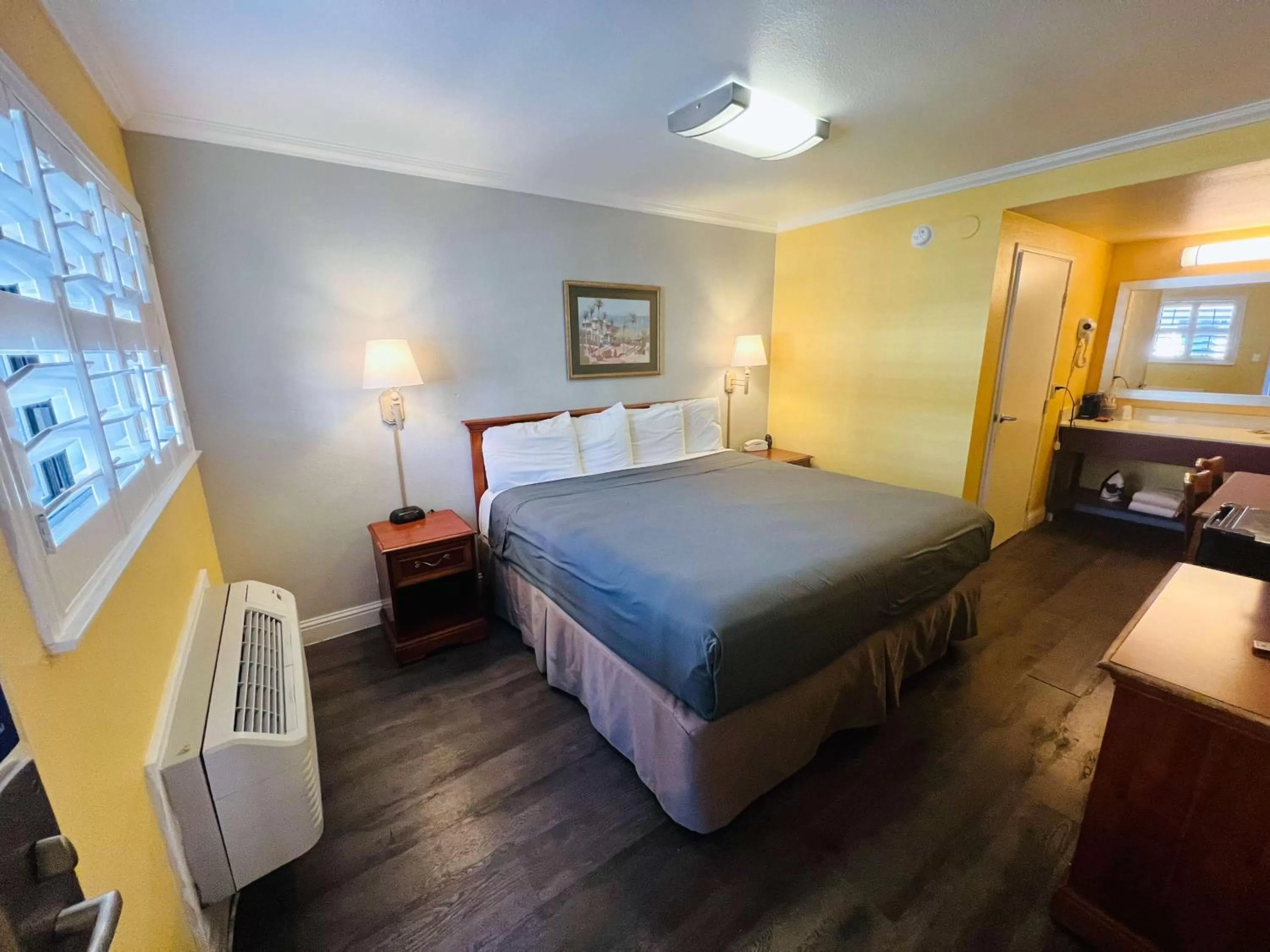 Bedroom, Bed in Motel 6 San Francisco CA Fisherman"s Wharf