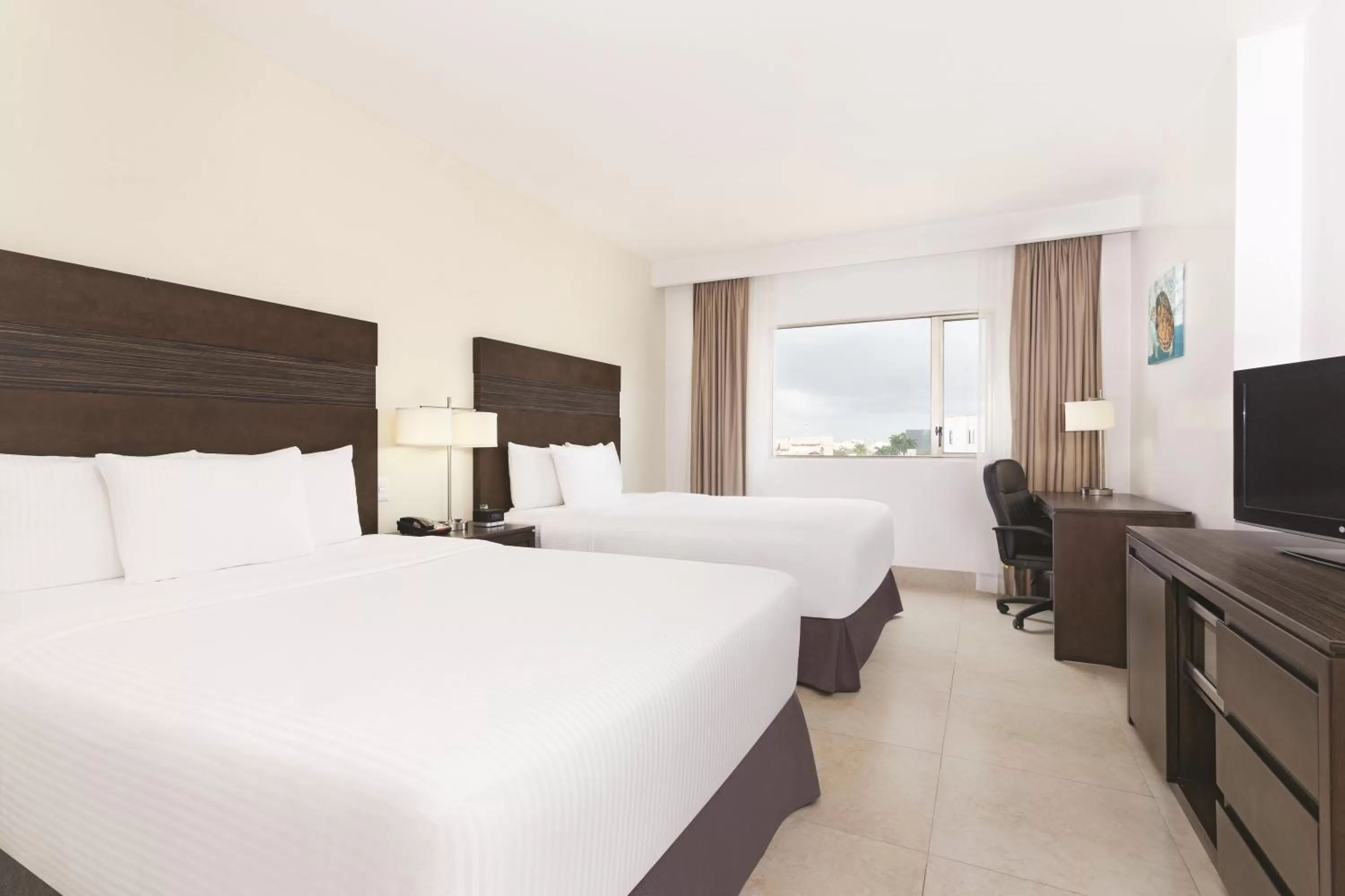 Photo of the whole room, Bed in Wyndham Garden Cancun Downtown