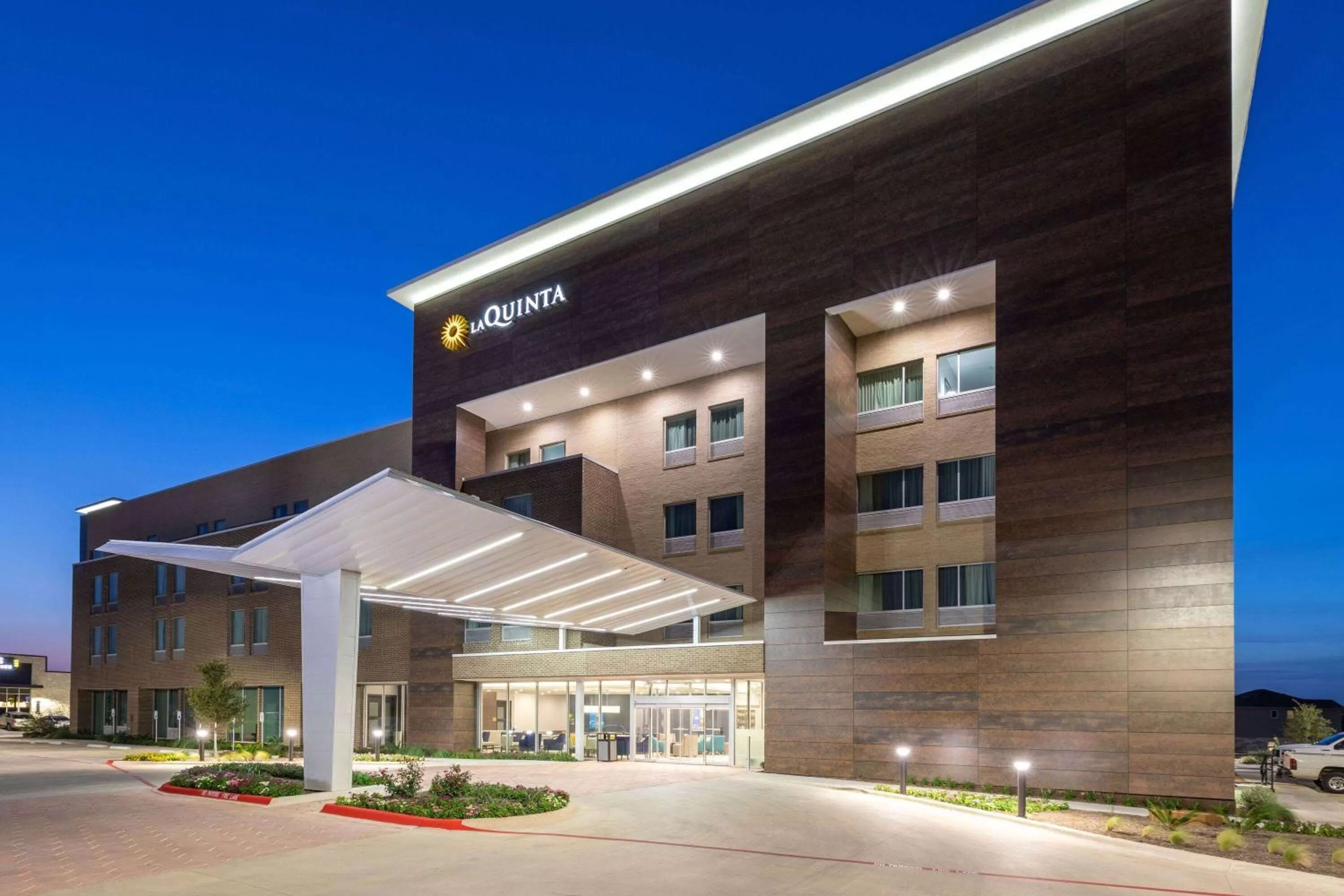 Property building in La Quinta Inn & Suites by Wyndham Round Rock near Kalahari