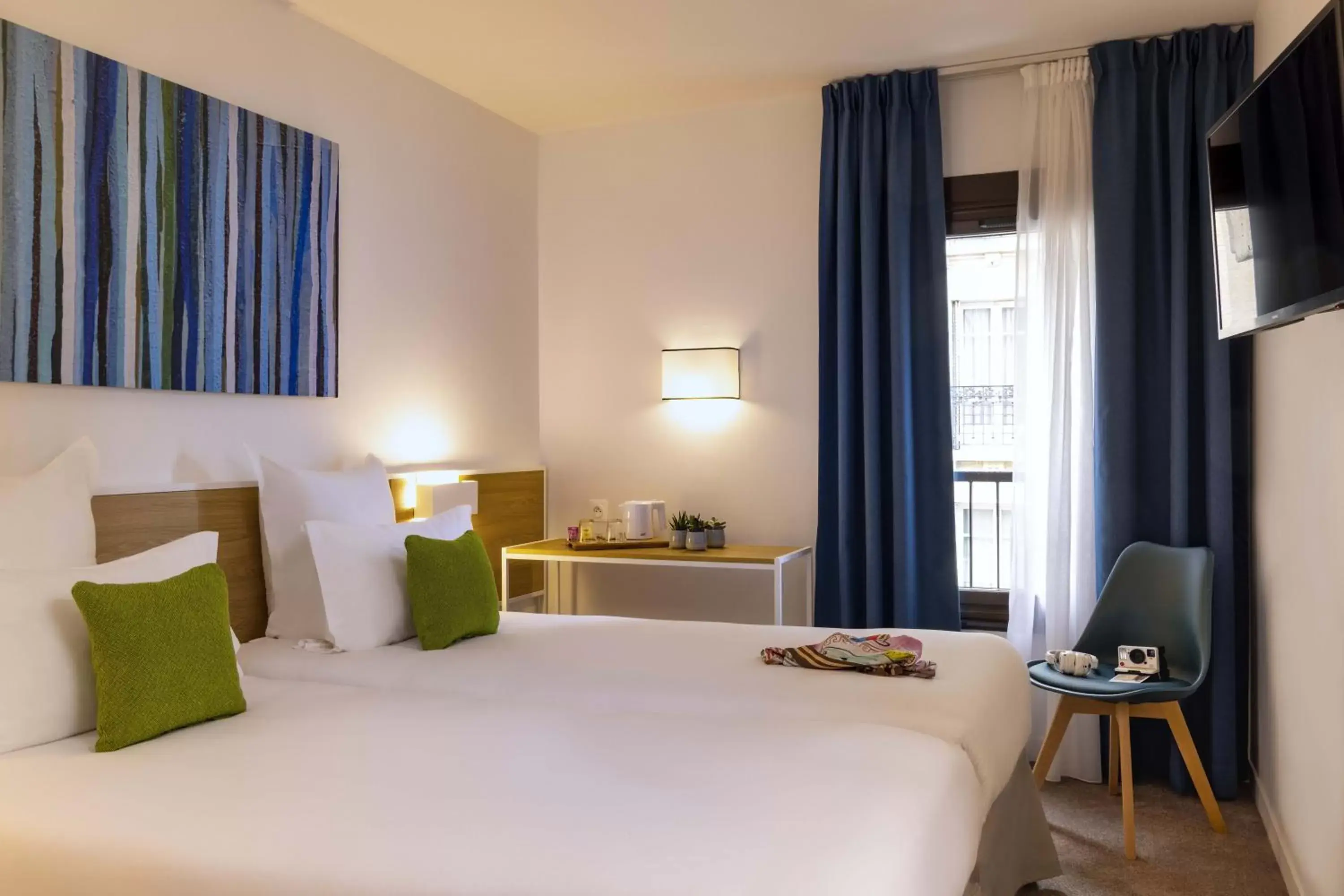 Bed in Hotel Paris Louis Blanc